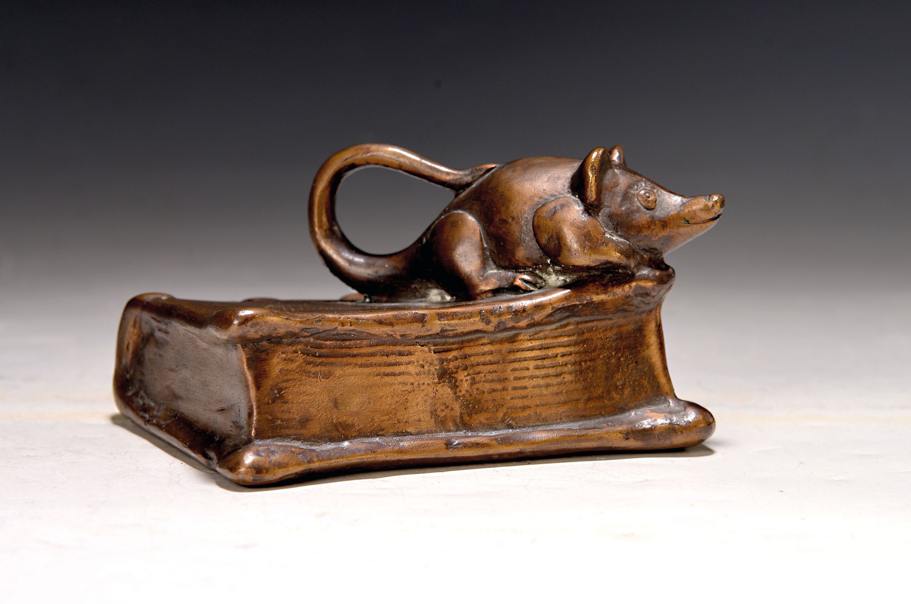 Detail k: Gernot Rumpf, 1941 - 2025 Kaiserslautern, Maus auf Buch sitzend, Bronze patiniert, GR monogrammiert, ca. 8x13x9 cm