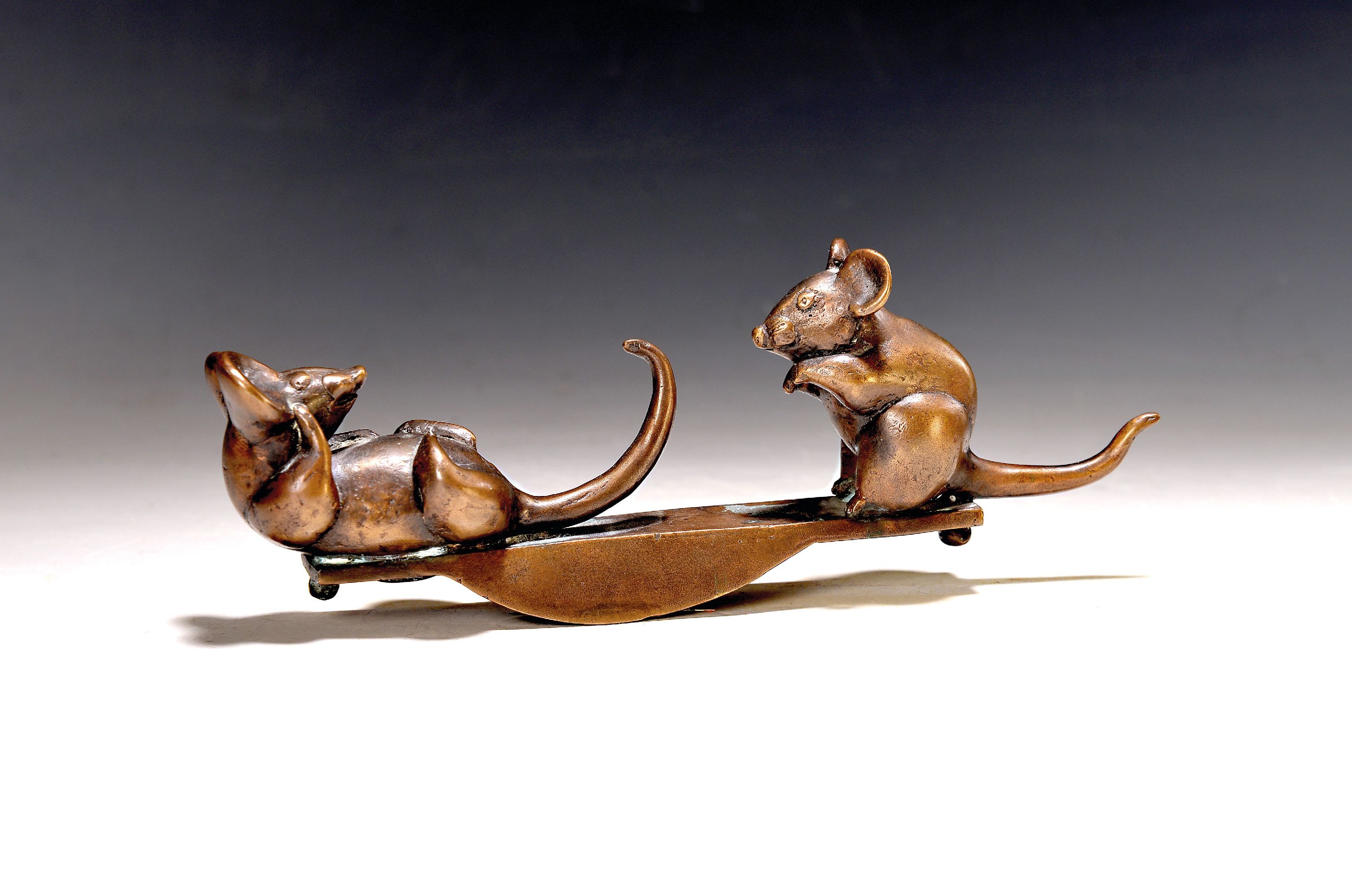Detail k: Gernot Rumpf, 1941 - 2025 Kaiserslautern, Schaukelmäuse, Bronze patiniert, signiert und dat. 99, Gießermarke Strehle, 9 x 23 cm