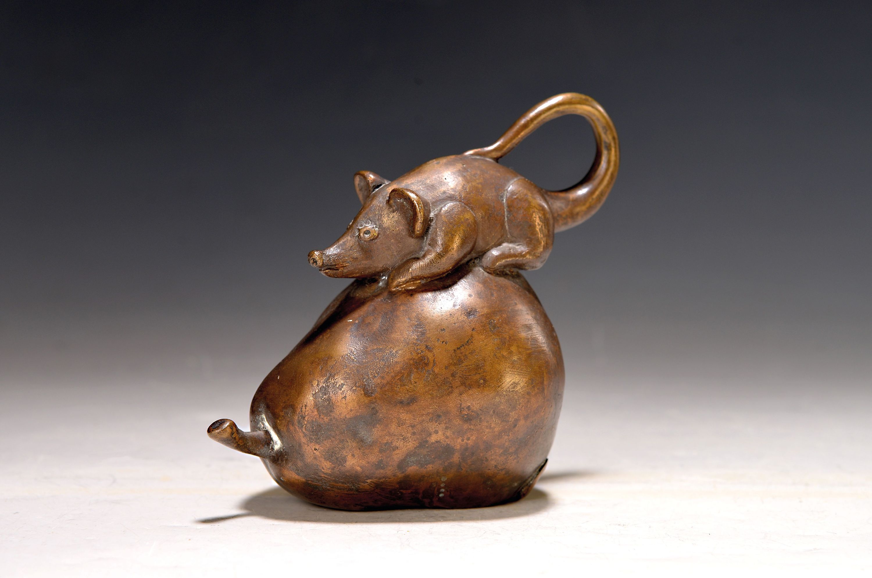 Detail k: Gernot Rumpf, 1941 - 2025 Kaiserslautern, Maus auf Birne sitzend, Bronze patiniert, monogrammiert GR, 21/25, Gießermarke Strehle,H. 12 cm, L. 13 cm