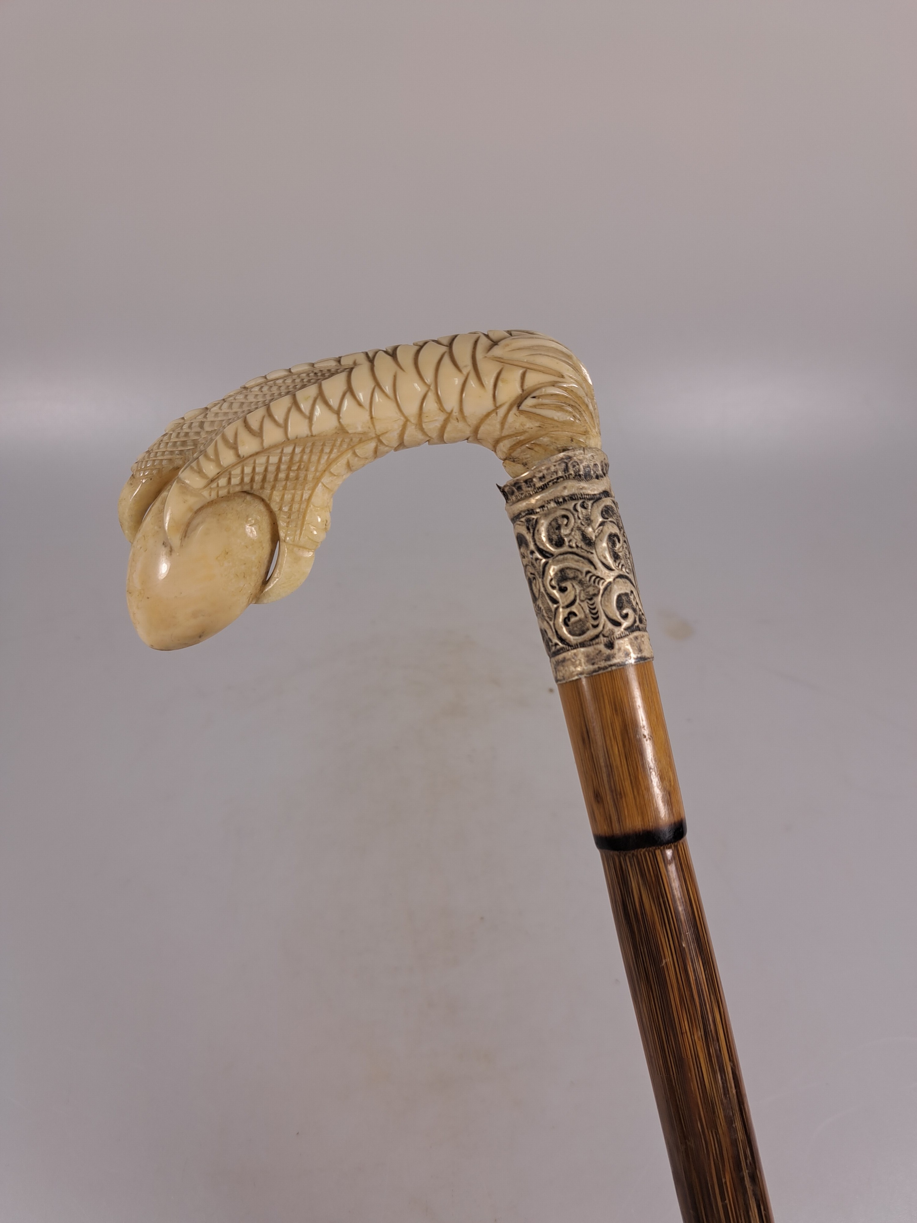 Detail a: Gehstock mit figürlichem Beingriff, um 1900, wohl englisch, Griff in Form einer Klaue wohl aus Hirschhorn, Montur aus Sterlingsilber l. beschädigt, ...