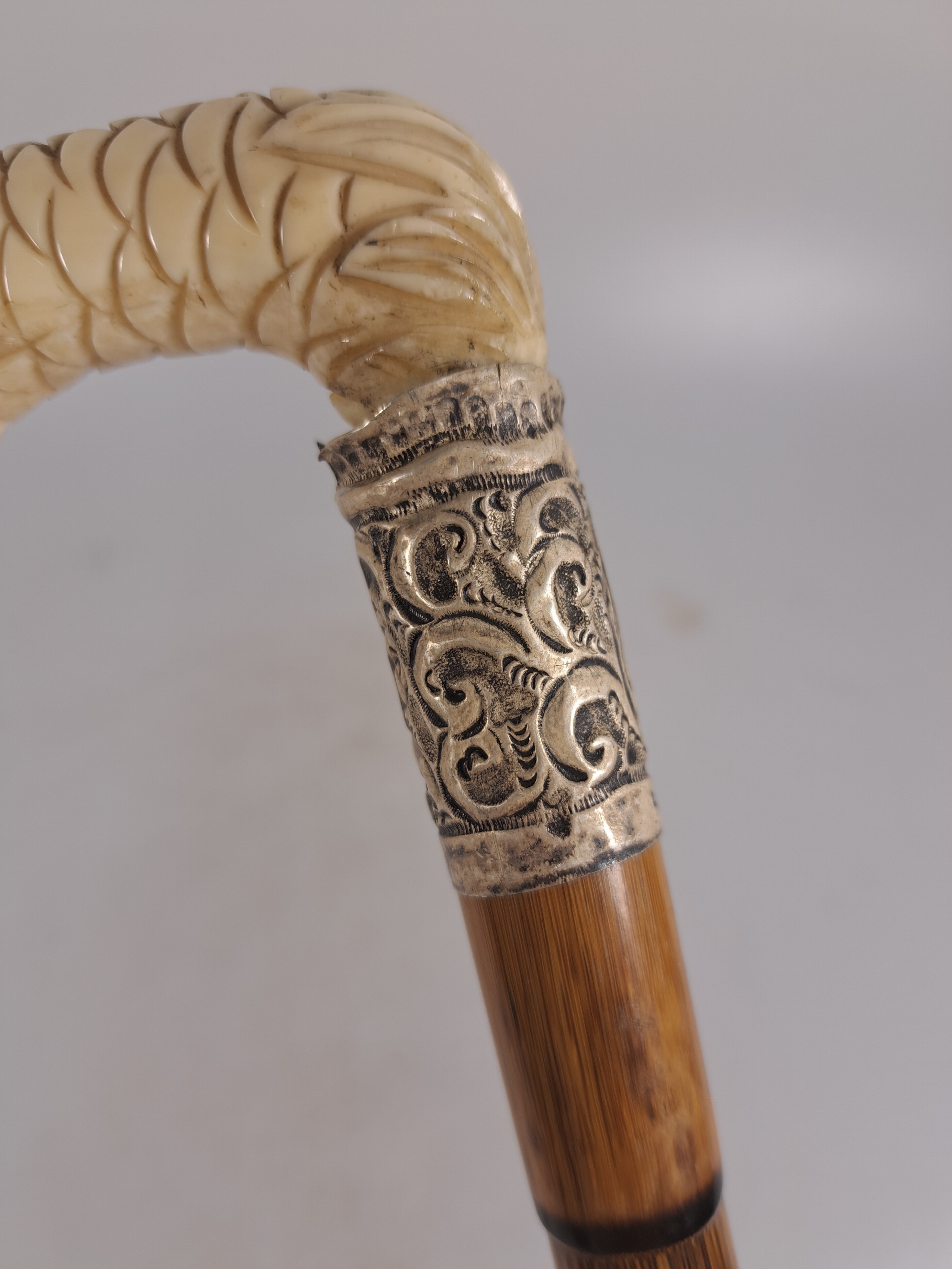 Detail b: Gehstock mit figürlichem Beingriff, um 1900, wohl englisch, Griff in Form einer Klaue wohl aus Hirschhorn, Montur aus Sterlingsilber l. beschädigt, ...