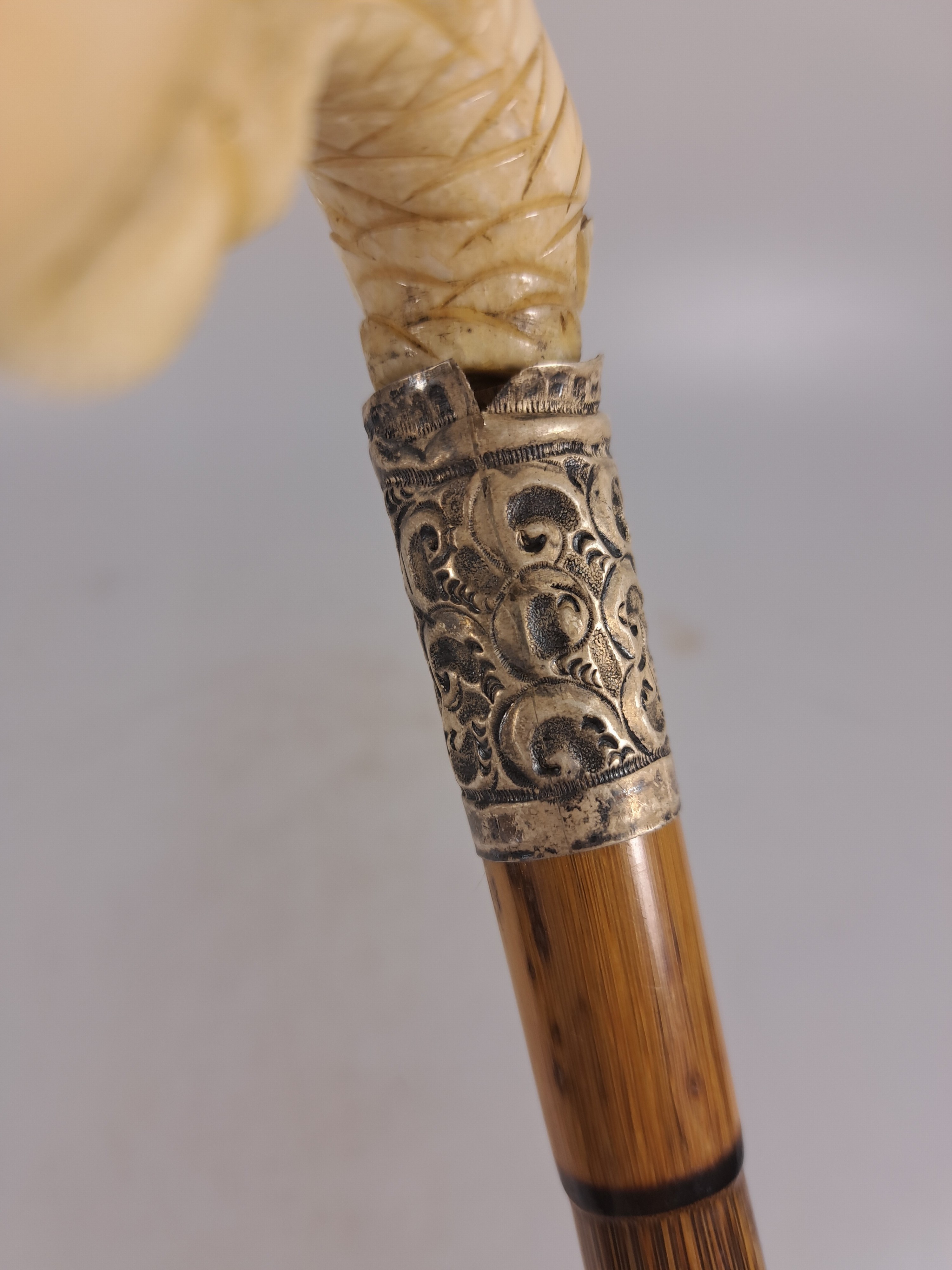 Detail c: Gehstock mit figürlichem Beingriff, um 1900, wohl englisch, Griff in Form einer Klaue wohl aus Hirschhorn, Montur aus Sterlingsilber l. beschädigt, ...