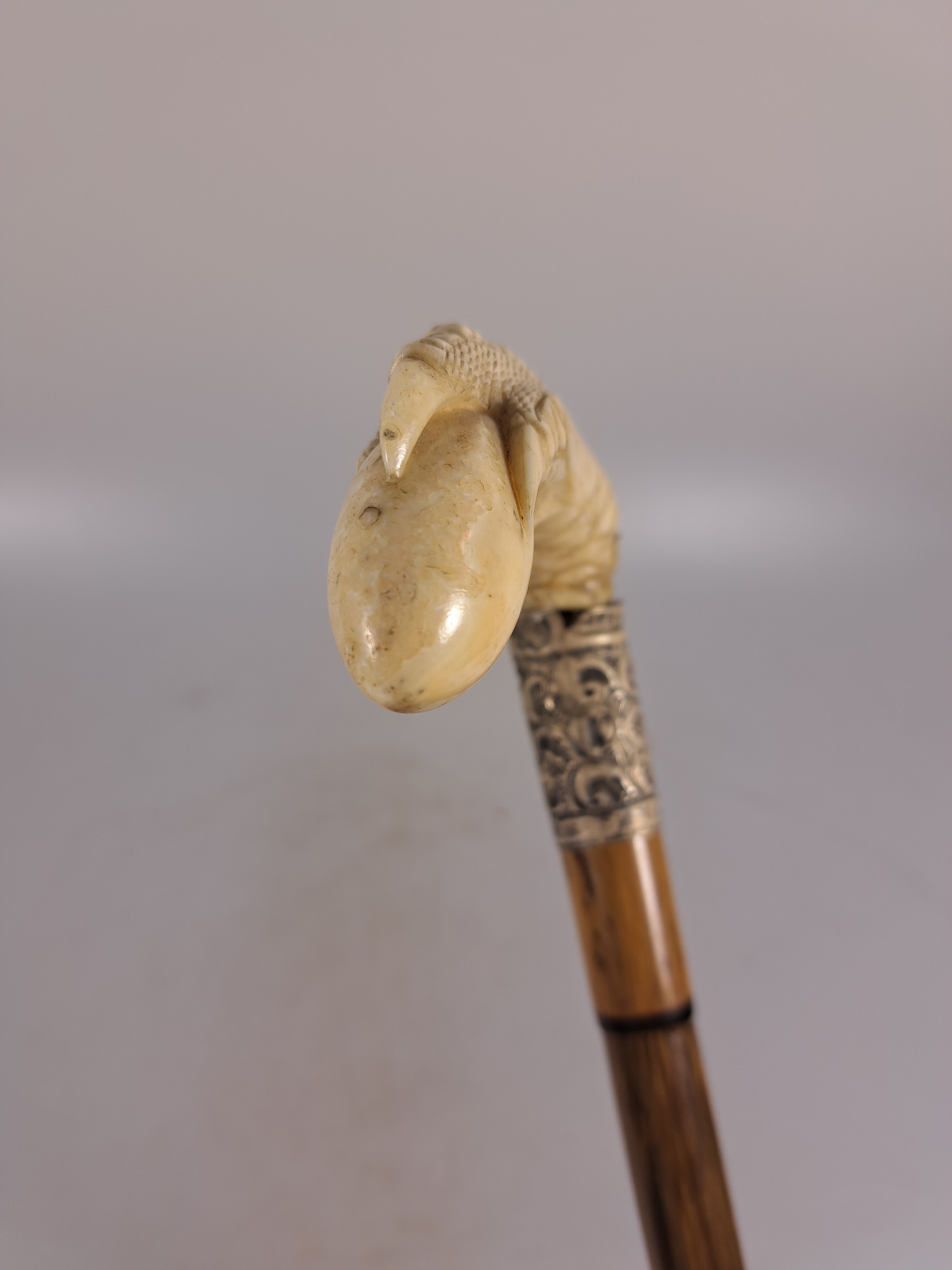Detail d: Gehstock mit figürlichem Beingriff, um 1900, wohl englisch, Griff in Form einer Klaue wohl aus Hirschhorn, Montur aus Sterlingsilber l. beschädigt, ...