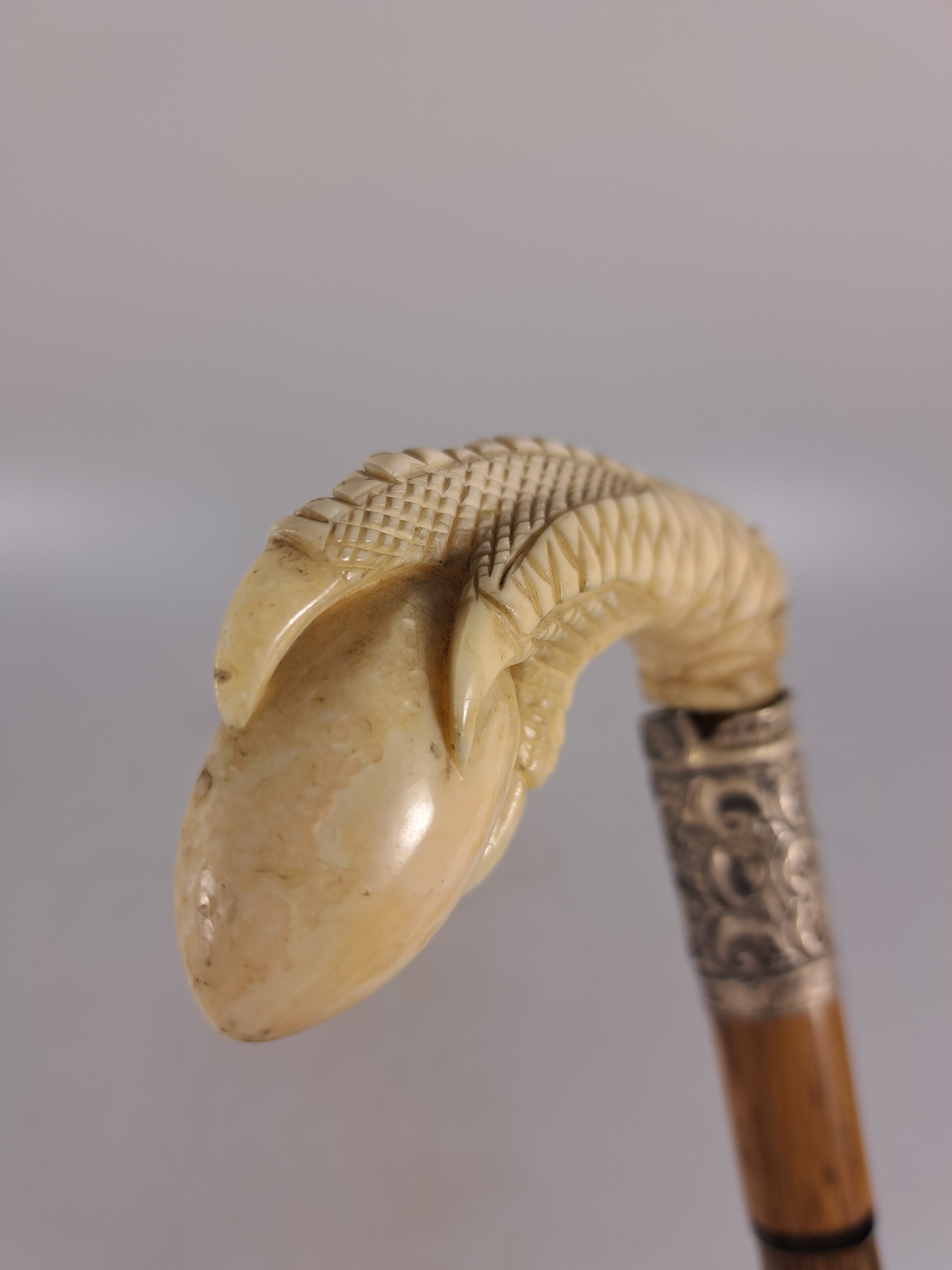 Detail e: Gehstock mit figürlichem Beingriff, um 1900, wohl englisch, Griff in Form einer Klaue wohl aus Hirschhorn, Montur aus Sterlingsilber l. beschädigt, ...