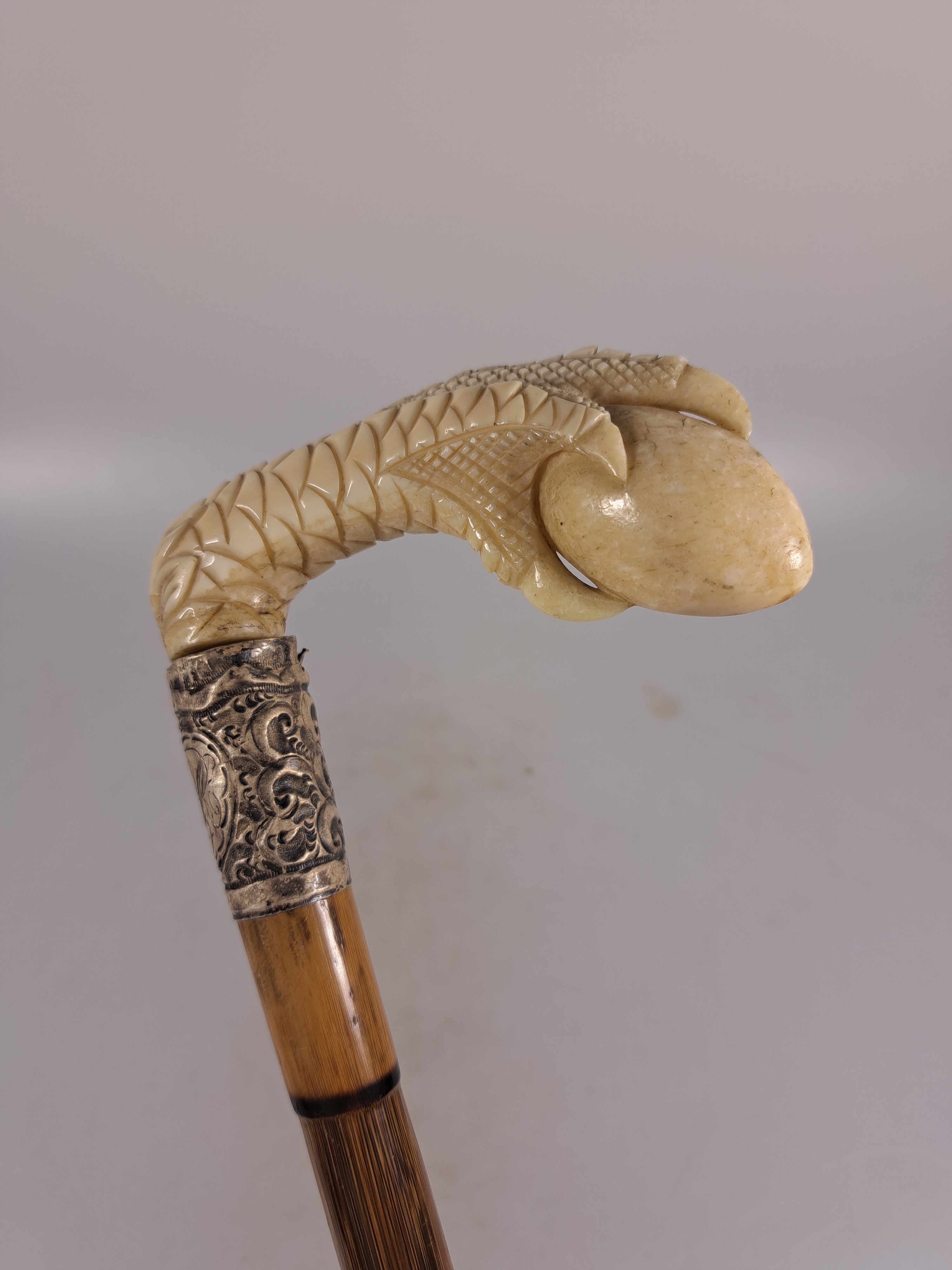 Detail f: Gehstock mit figürlichem Beingriff, um 1900, wohl englisch, Griff in Form einer Klaue wohl aus Hirschhorn, Montur aus Sterlingsilber l. beschädigt, ...