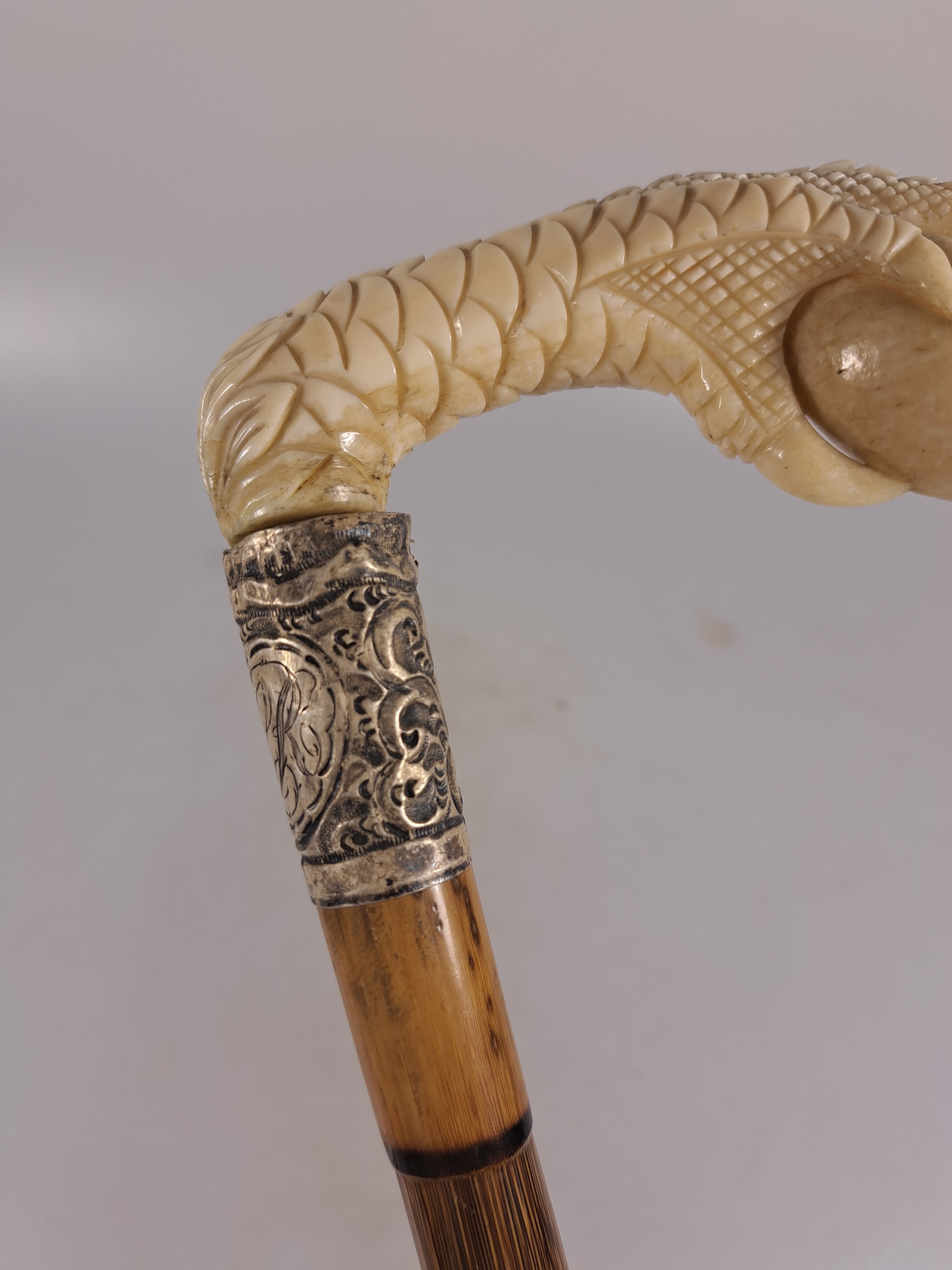 Detail g: Gehstock mit figürlichem Beingriff, um 1900, wohl englisch, Griff in Form einer Klaue wohl aus Hirschhorn, Montur aus Sterlingsilber l. beschädigt, ...