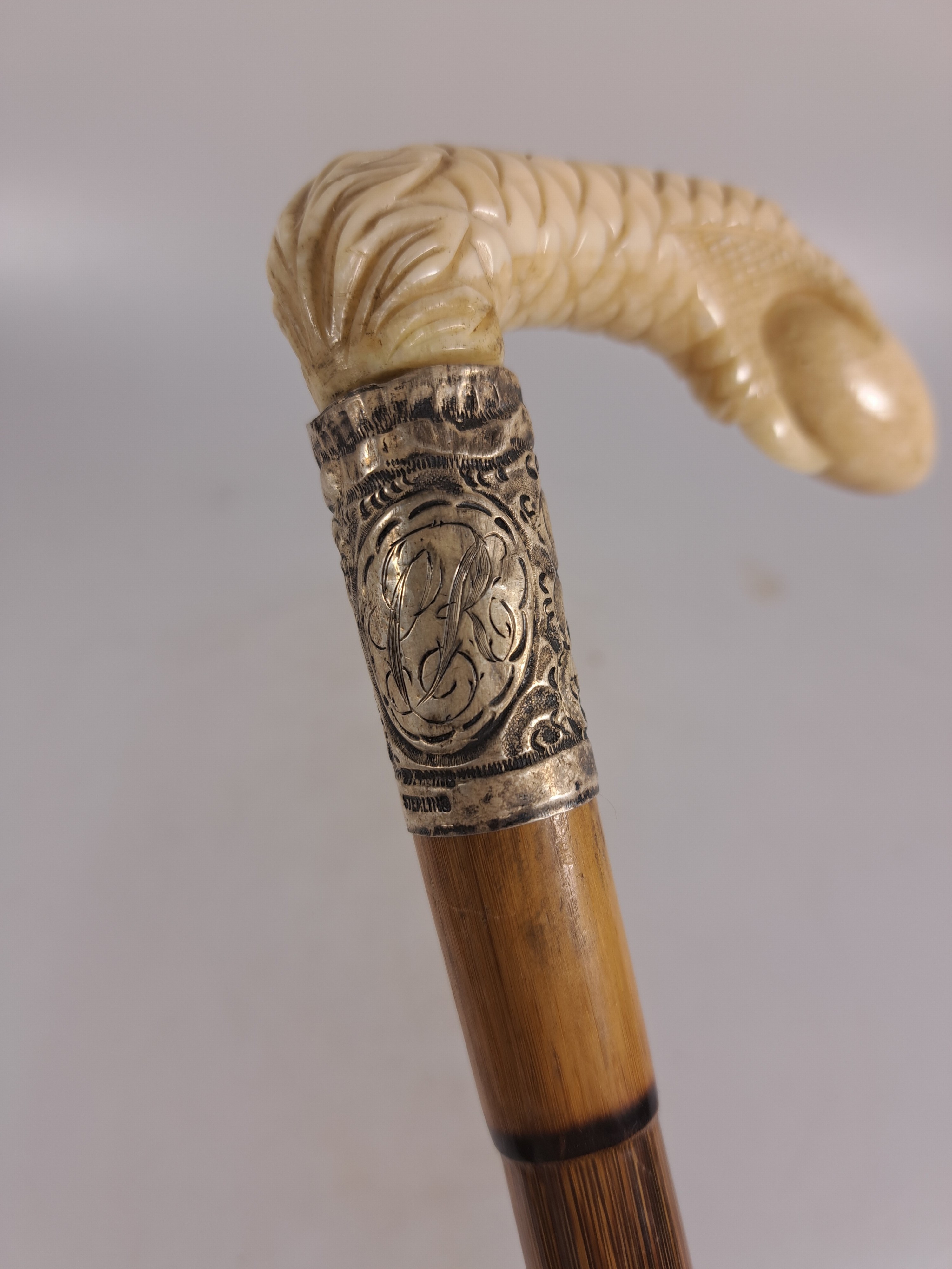Detail h: Gehstock mit figürlichem Beingriff, um 1900, wohl englisch, Griff in Form einer Klaue wohl aus Hirschhorn, Montur aus Sterlingsilber l. beschädigt, ...