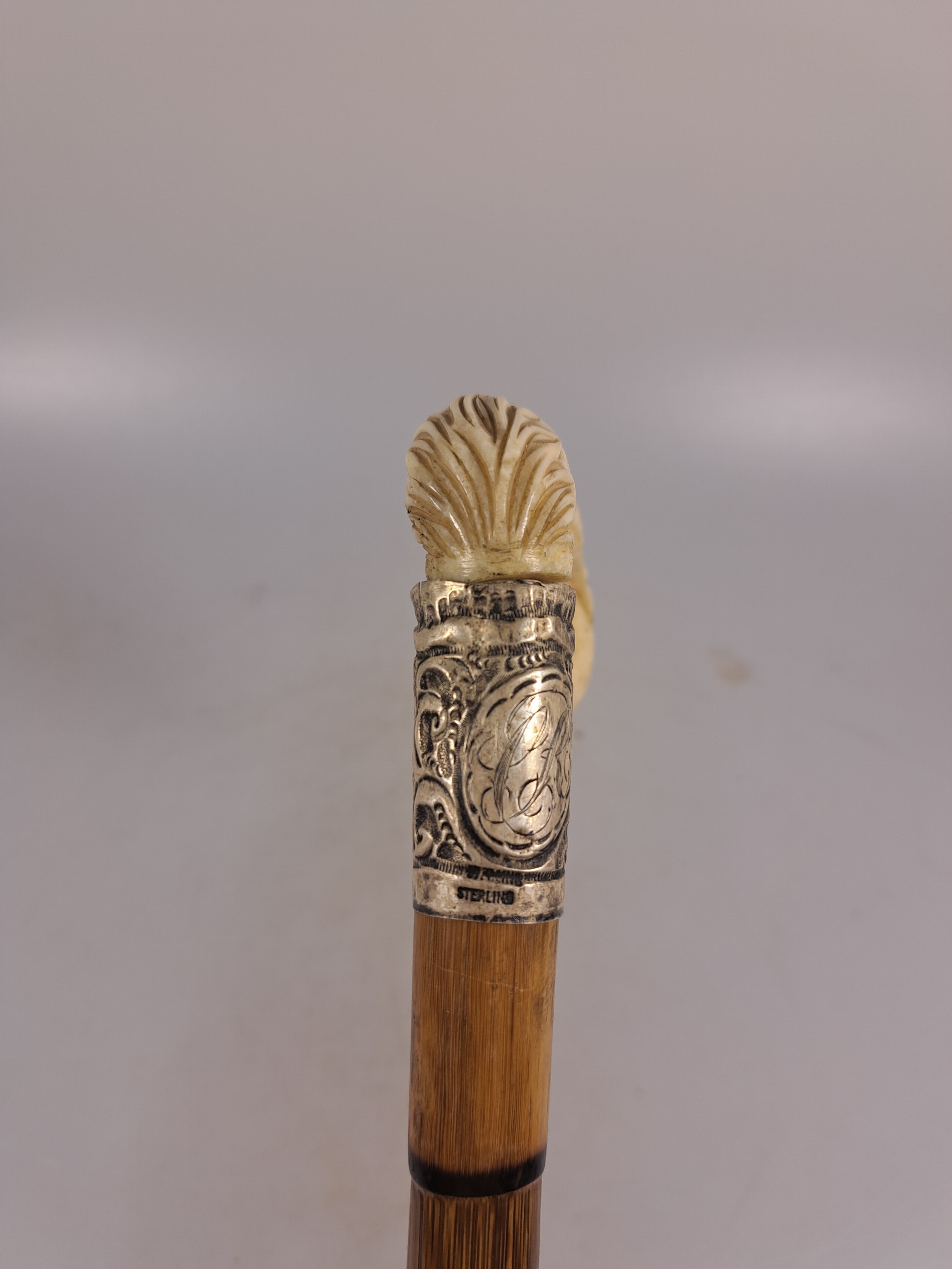 Detail i: Gehstock mit figürlichem Beingriff, um 1900, wohl englisch, Griff in Form einer Klaue wohl aus Hirschhorn, Montur aus Sterlingsilber l. beschädigt, ...