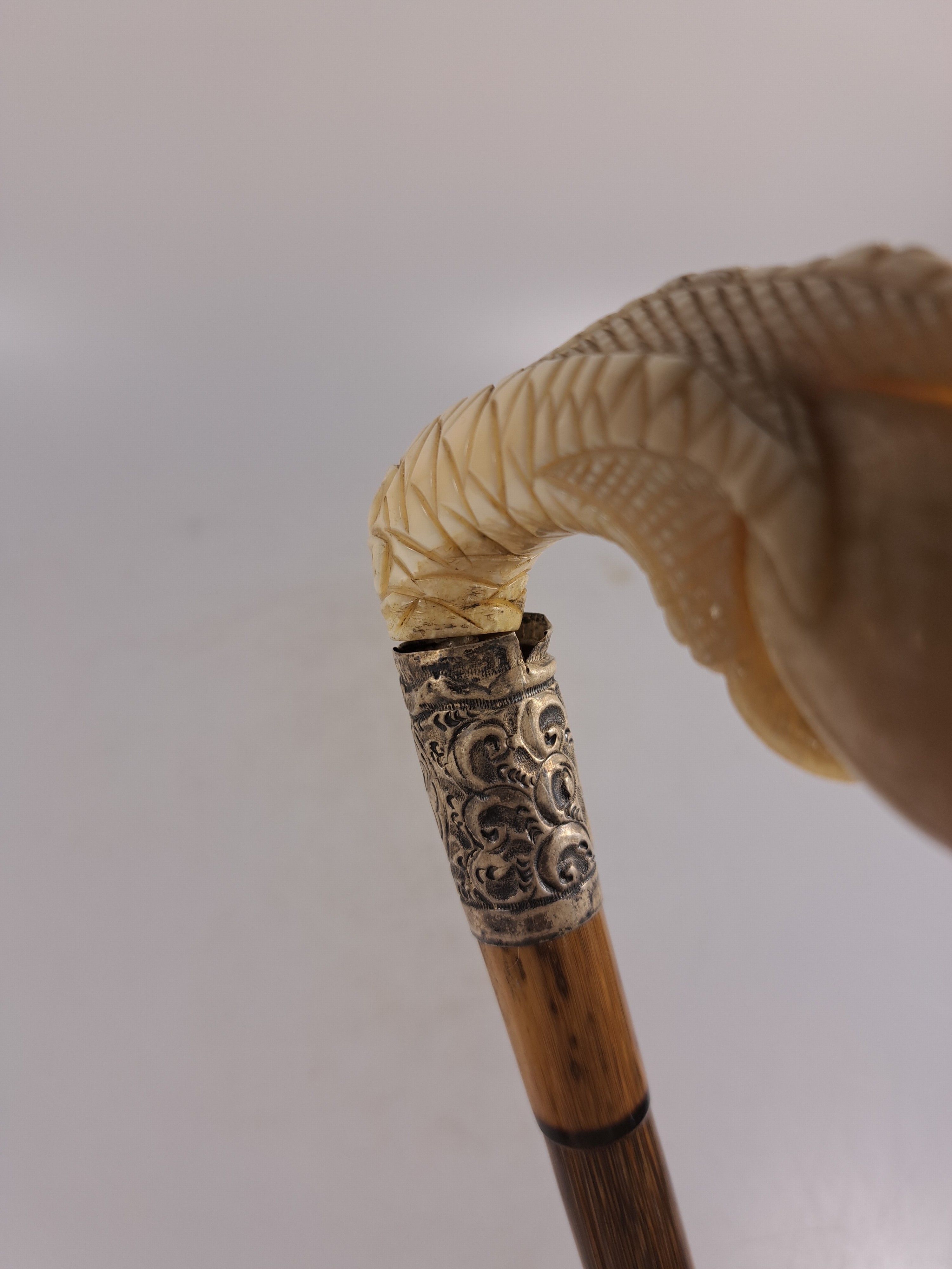 Detail j: Gehstock mit figürlichem Beingriff, um 1900, wohl englisch, Griff in Form einer Klaue wohl aus Hirschhorn, Montur aus Sterlingsilber l. beschädigt, ...