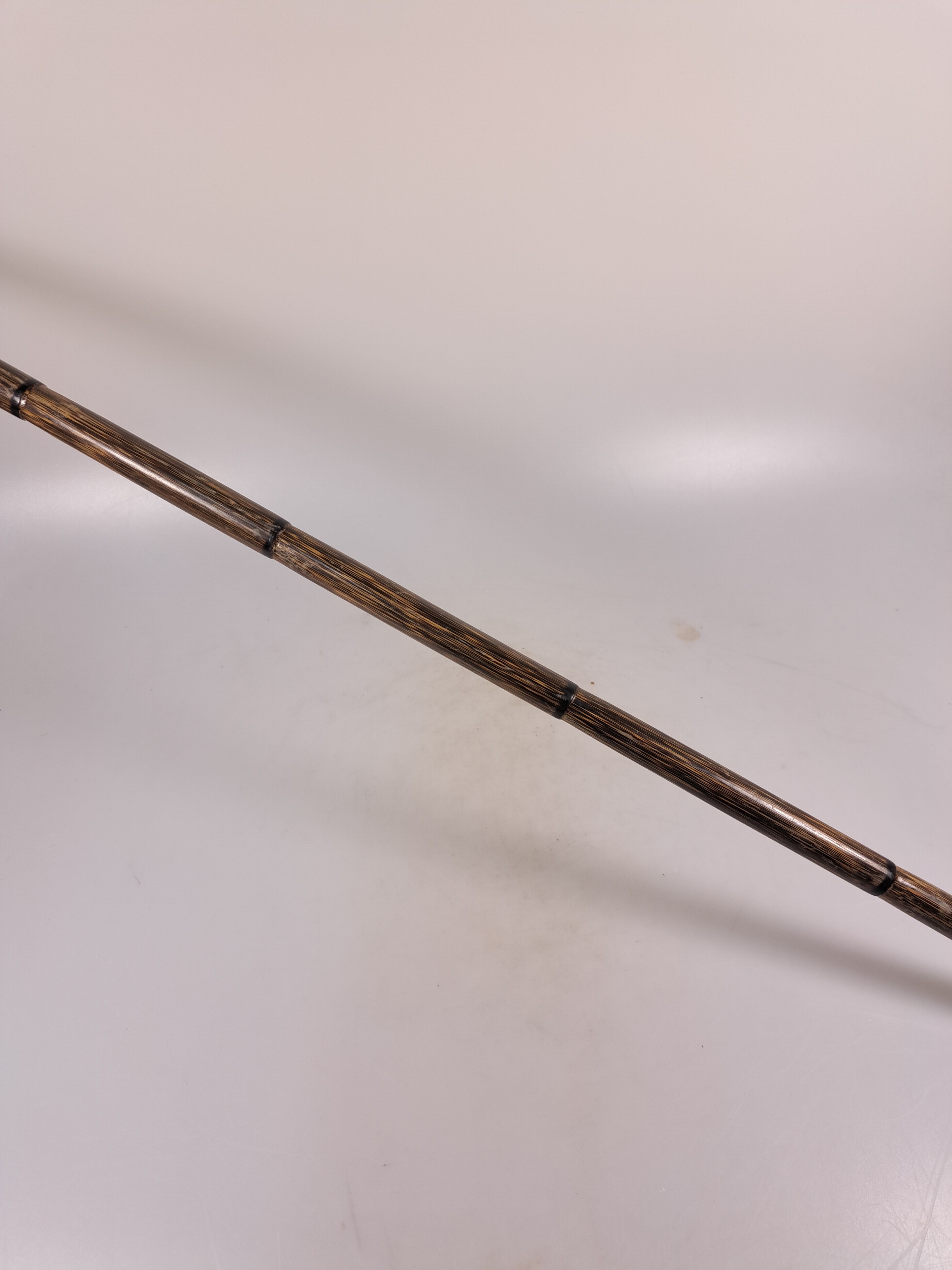 Detail l: Gehstock mit figürlichem Beingriff, um 1900, wohl englisch, Griff in Form einer Klaue wohl aus Hirschhorn, Montur aus Sterlingsilber l. beschädigt, ...