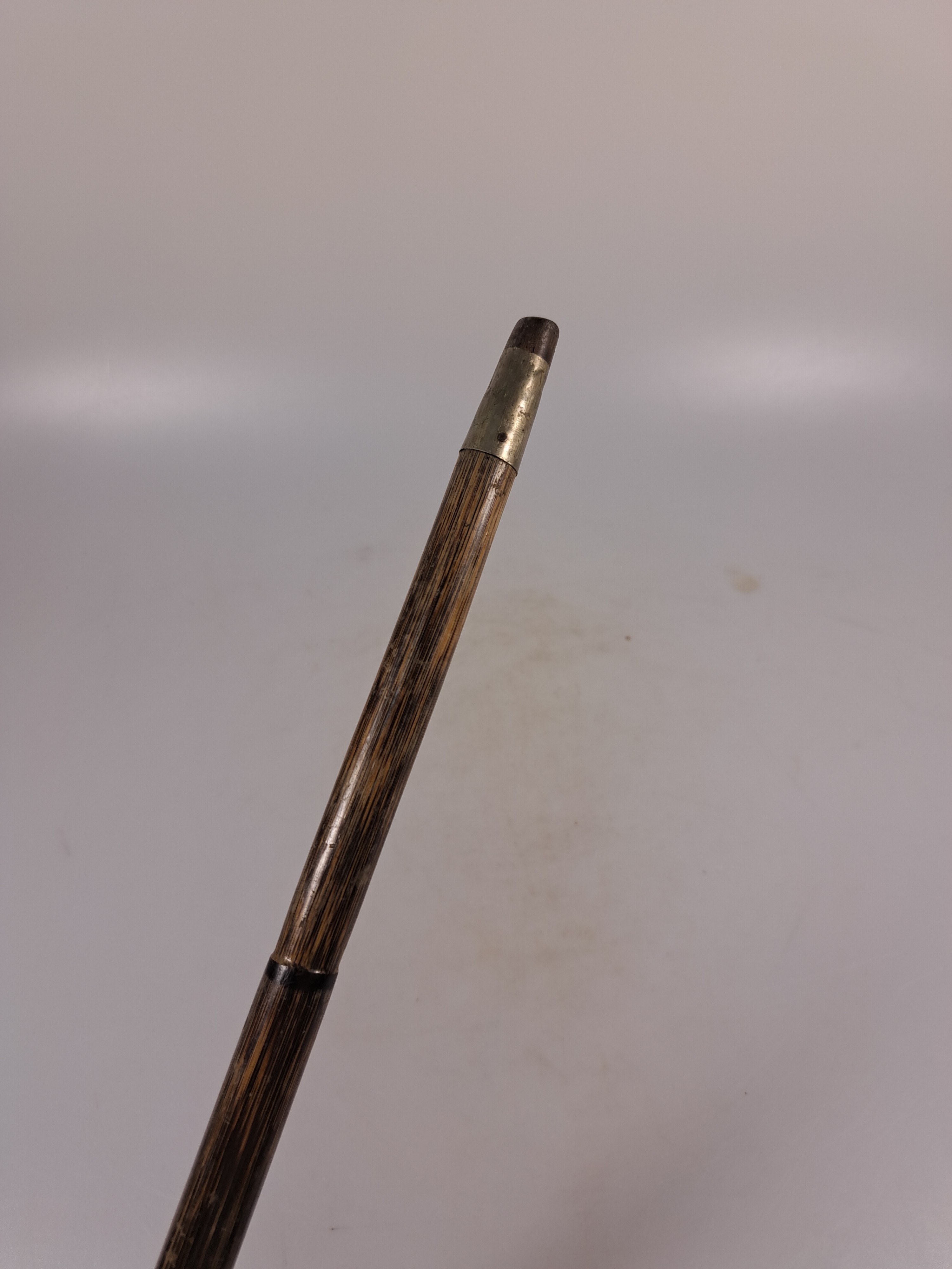 Detail m: Gehstock mit figürlichem Beingriff, um 1900, wohl englisch, Griff in Form einer Klaue wohl aus Hirschhorn, Montur aus Sterlingsilber l. beschädigt, ...