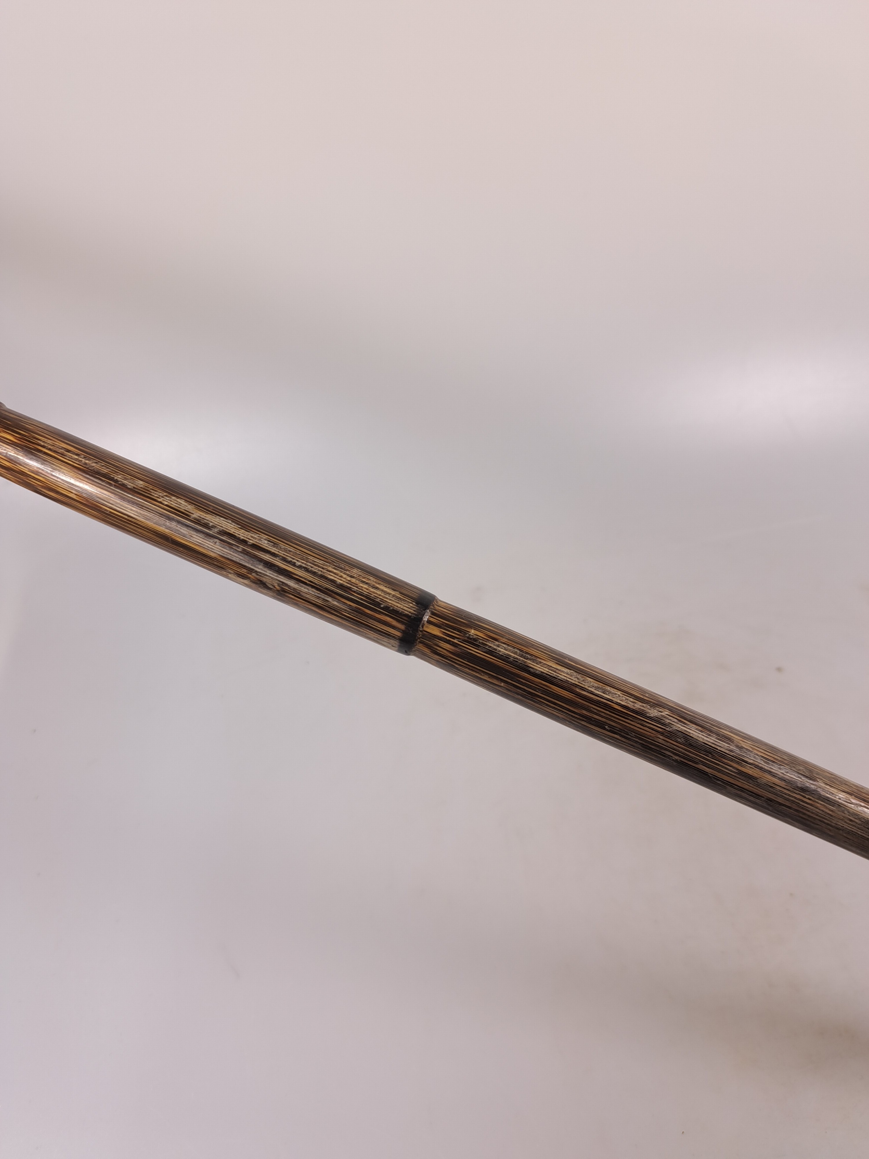 Detail o: Gehstock mit figürlichem Beingriff, um 1900, wohl englisch, Griff in Form einer Klaue wohl aus Hirschhorn, Montur aus Sterlingsilber l. beschädigt, ...
