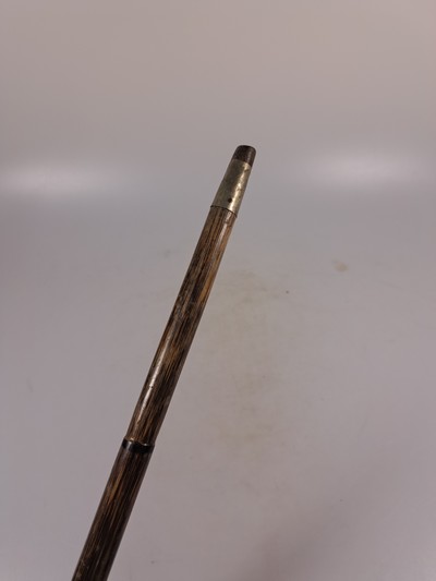 27073743m - Gehstock mit figürlichem Beingriff, um 1900, wohl englisch, Griff in Form einer Klaue ...