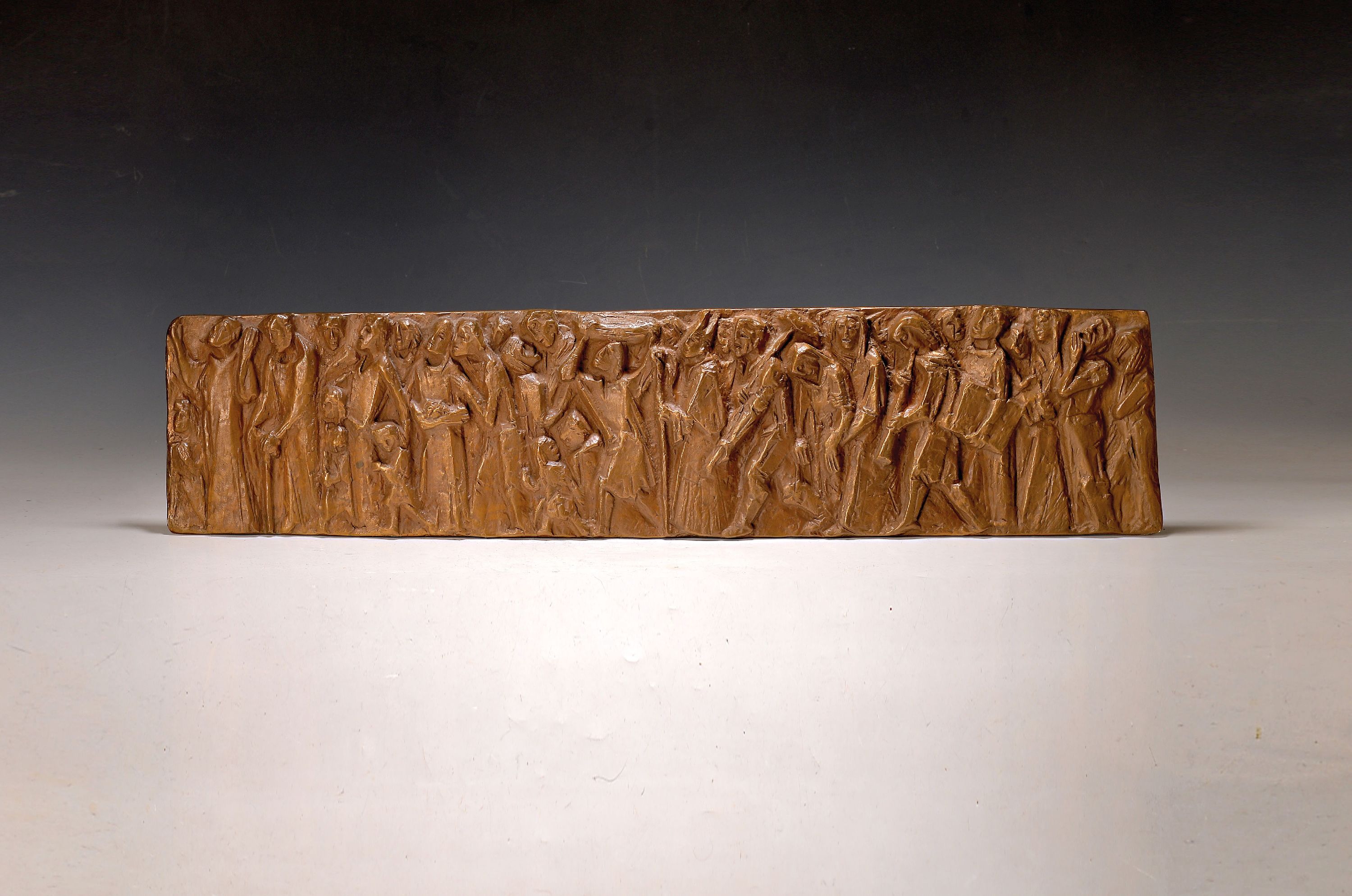 Detail l: Prof. Josef Krautwald, 1914-2003, 2 Bronzereliefs: 1) Hl. Christophorus mit dem Kind, ca. 43x18cm; 2) Menschengruppe/Umzug, ca. 18x77cm