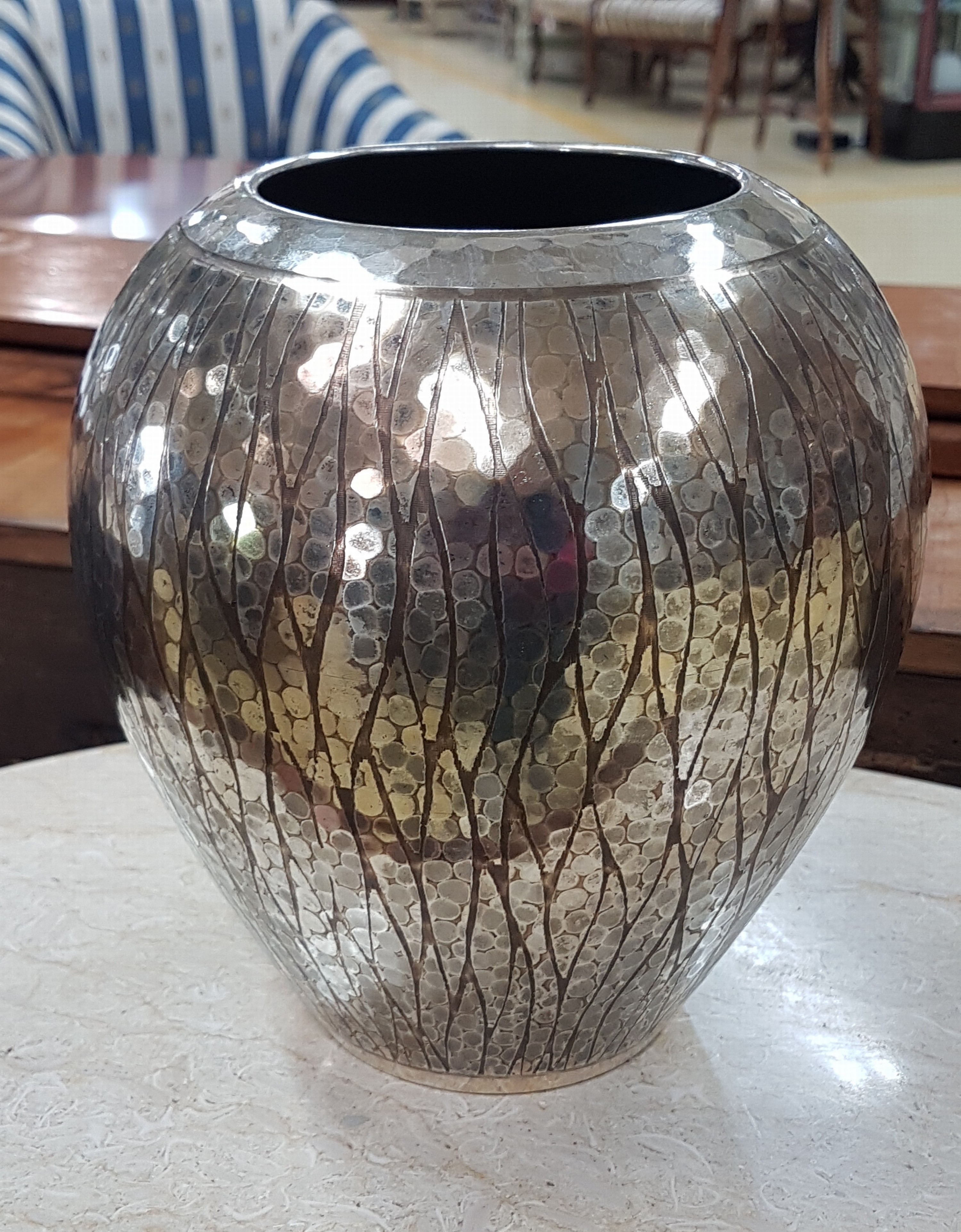 Detail a: Ikora-Vase No. 26/1731, WMF AG, Entw. Karl Kohnle, 1938, Messing, von Hand gehämmert, poliert und versilbert, leicht angeschliffene Oberfläche, auf ...