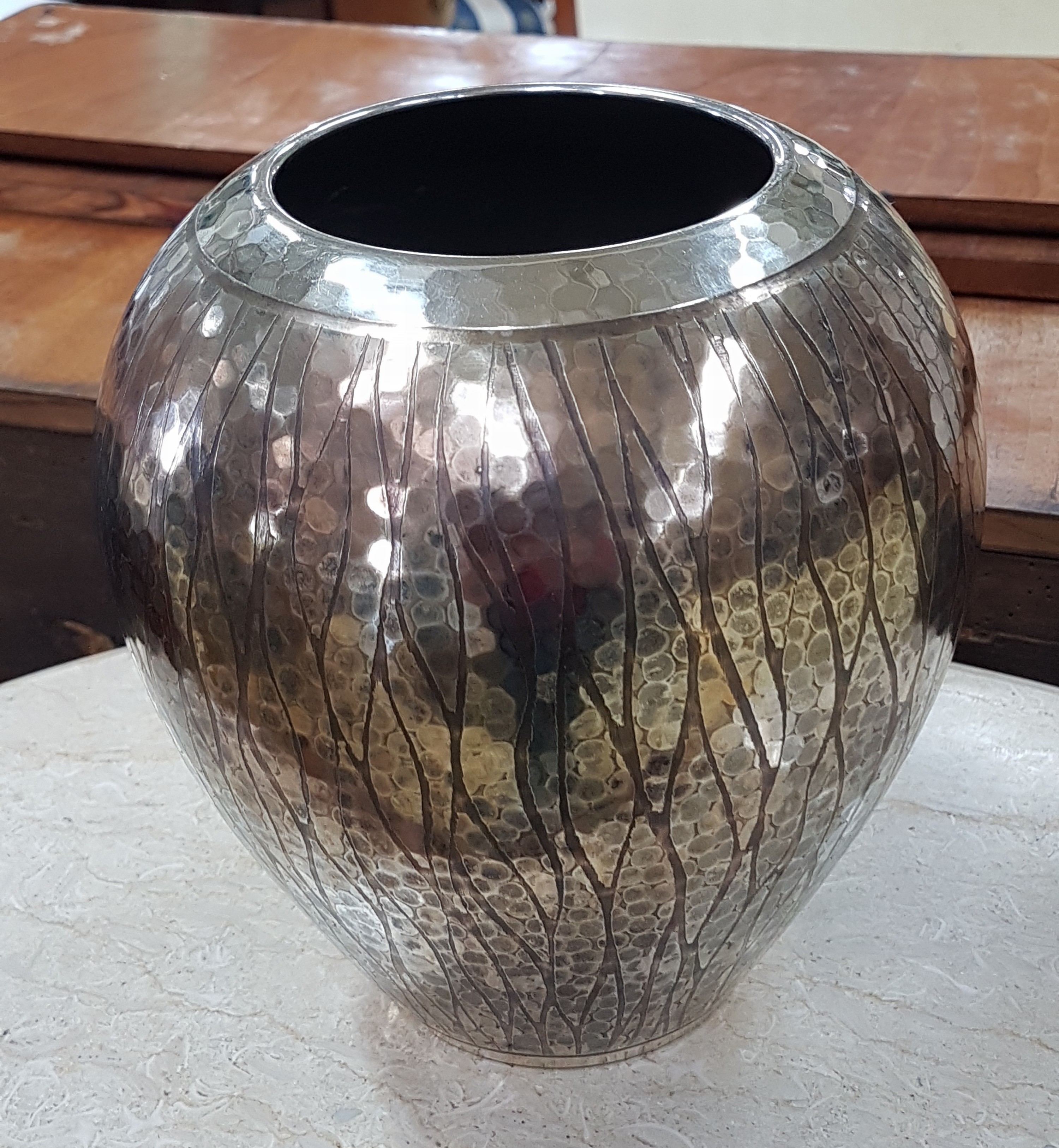 Detail b: Ikora-Vase No. 26/1731, WMF AG, Entw. Karl Kohnle, 1938, Messing, von Hand gehämmert, poliert und versilbert, leicht angeschliffene Oberfläche, auf ...