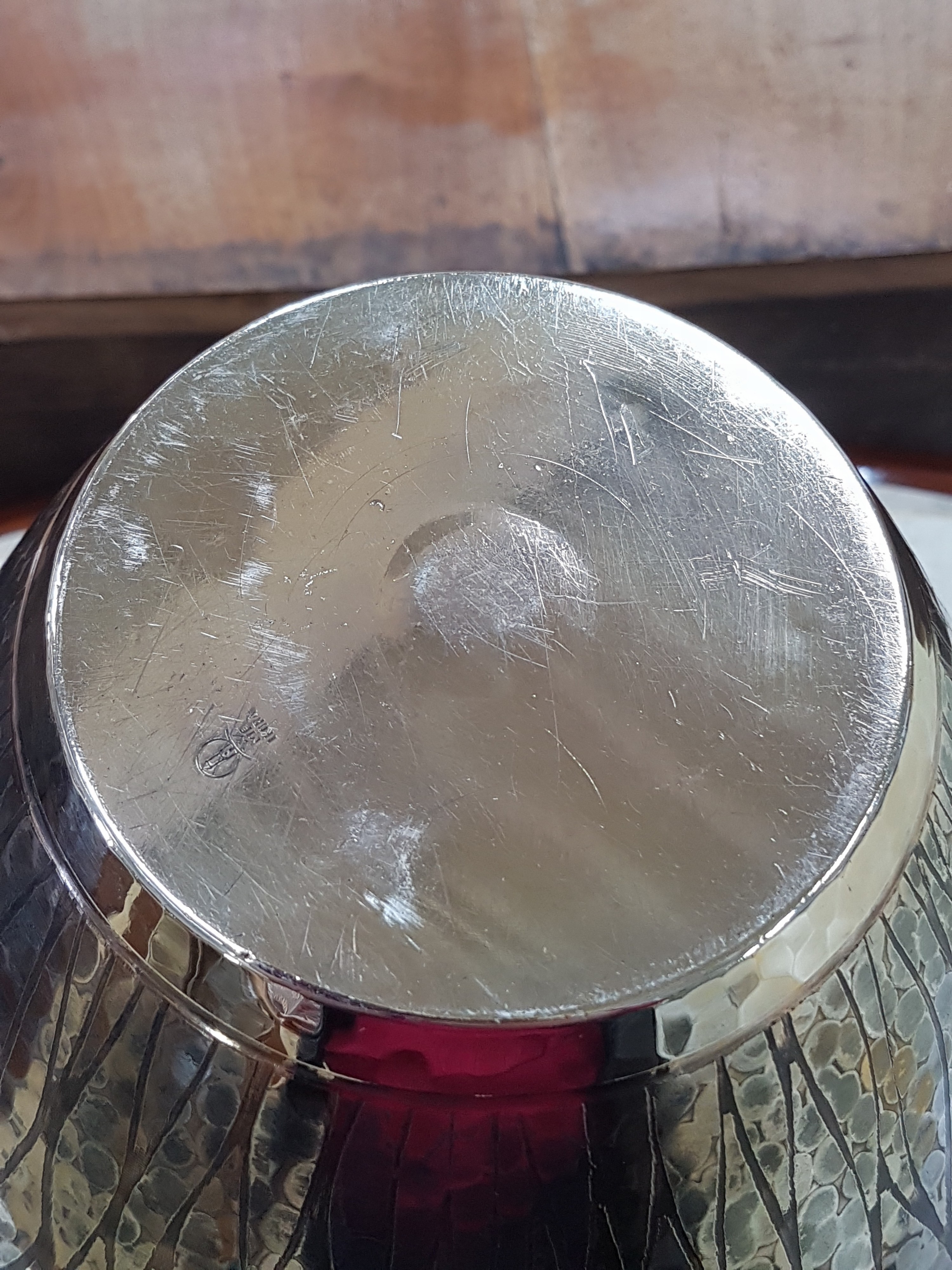 Detail d: Ikora-Vase No. 26/1731, WMF AG, Entw. Karl Kohnle, 1938, Messing, von Hand gehämmert, poliert und versilbert, leicht angeschliffene Oberfläche, auf ...
