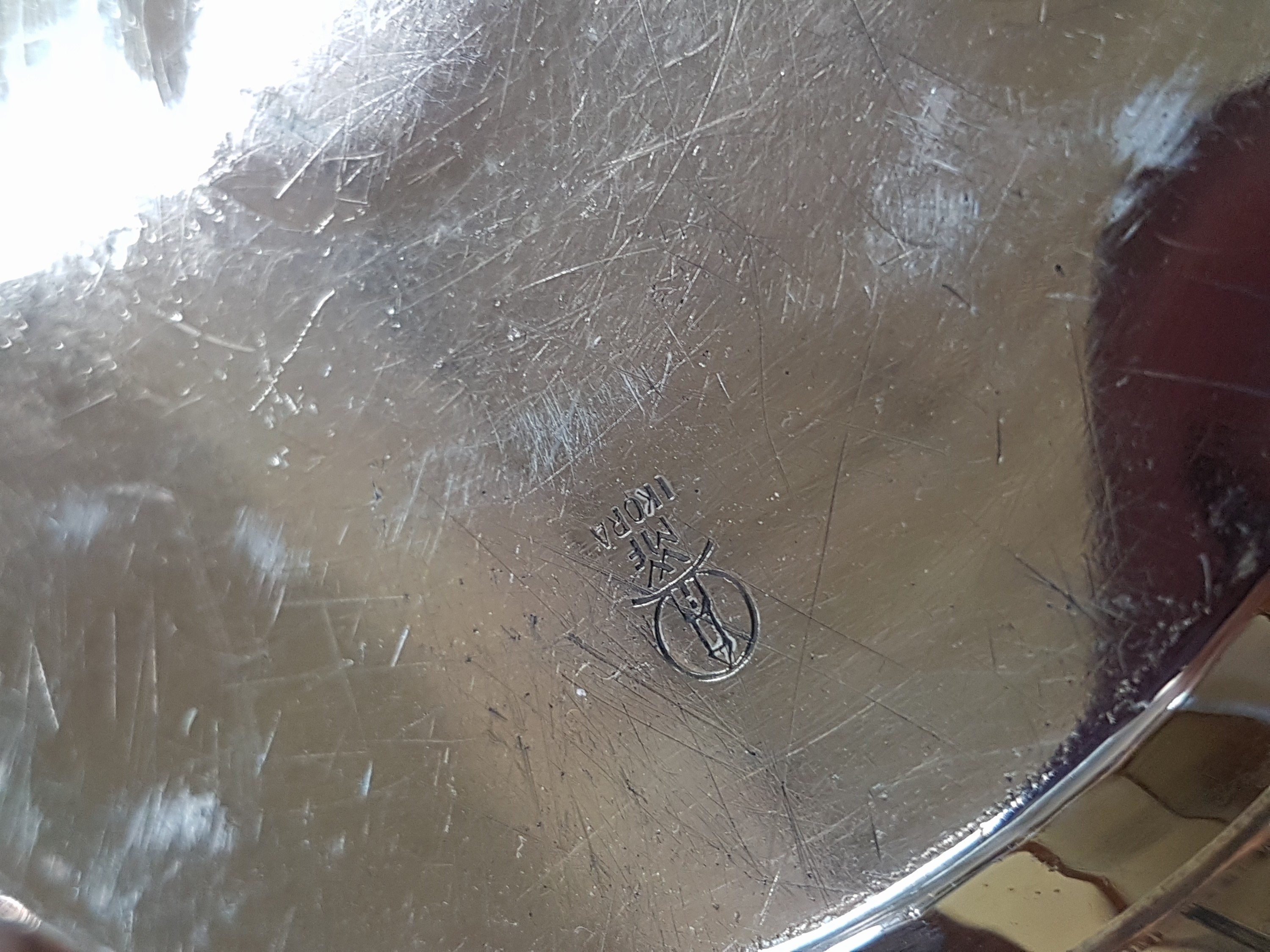Detail e: Ikora-Vase No. 26/1731, WMF AG, Entw. Karl Kohnle, 1938, Messing, von Hand gehämmert, poliert und versilbert, leicht angeschliffene Oberfläche, auf ...
