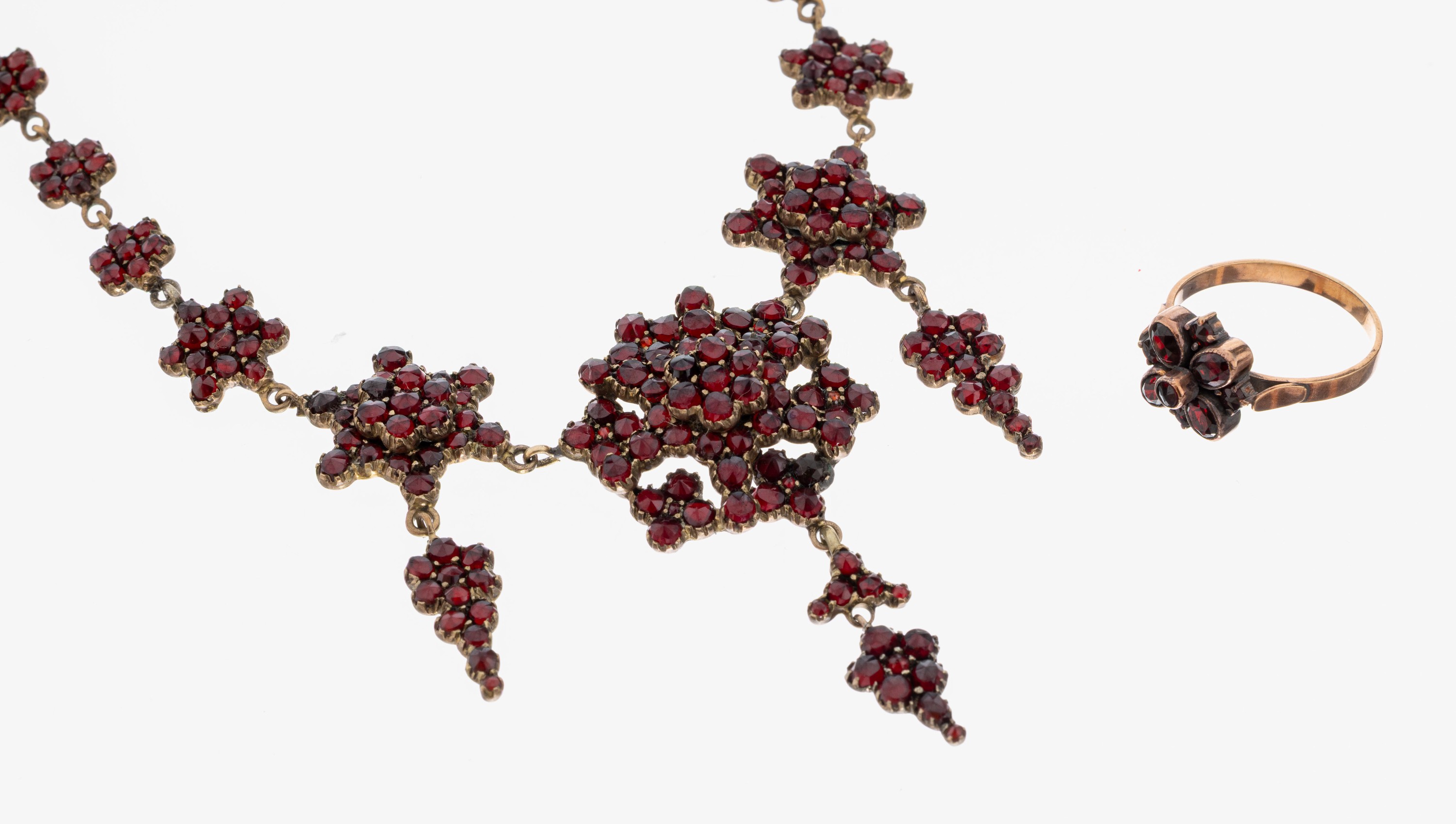 Image 27073960 - Granat-Konvolut, um 1880-1900, Tombak bzw. 900er Silber verg., best. aus: 1 Collier, L. ...