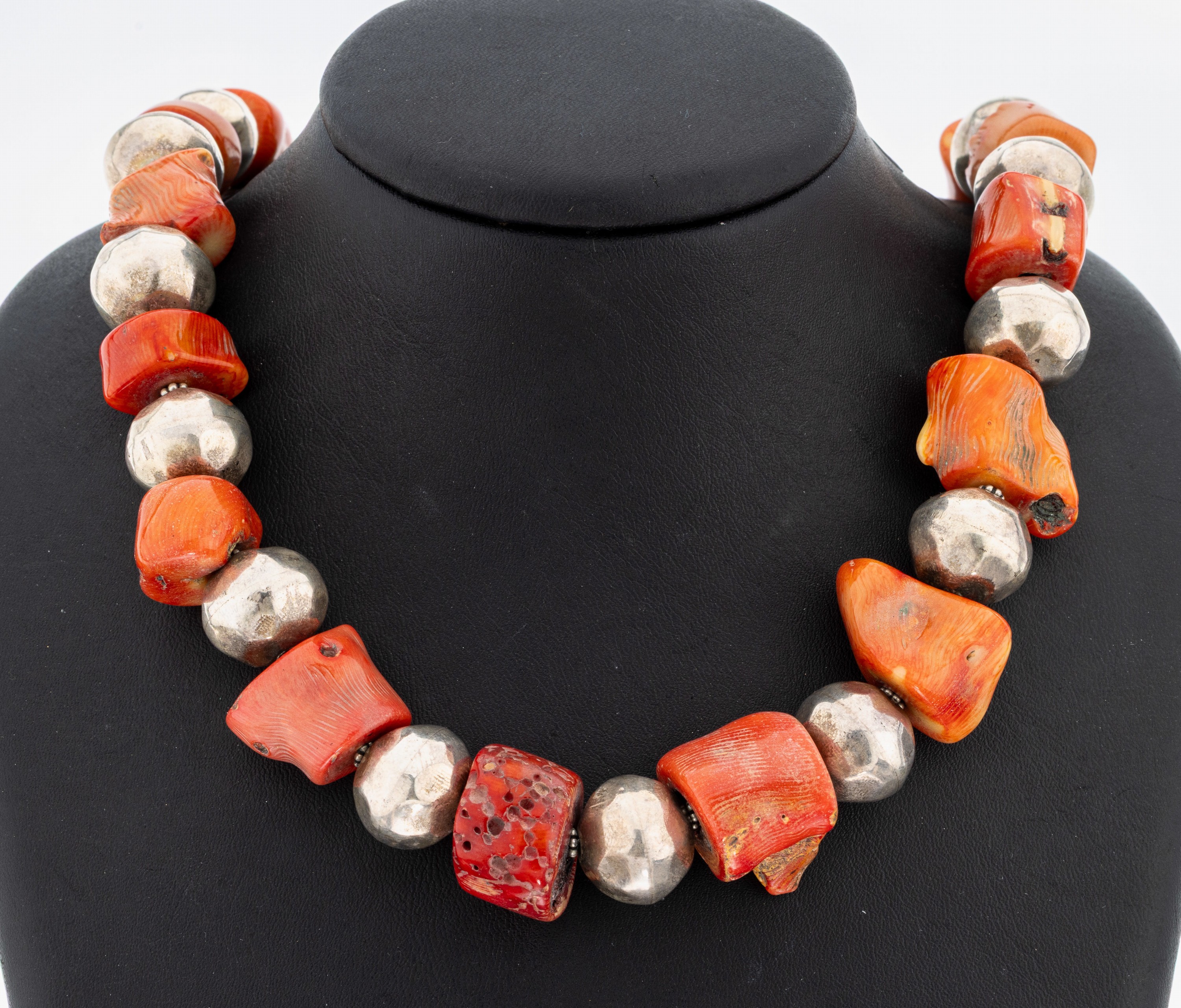 Image 27073963 - Korallen-Collier, gehämmerte Silberkugeln im Wechsel mit Koralle, L. ca. 54 cm, ca. ...