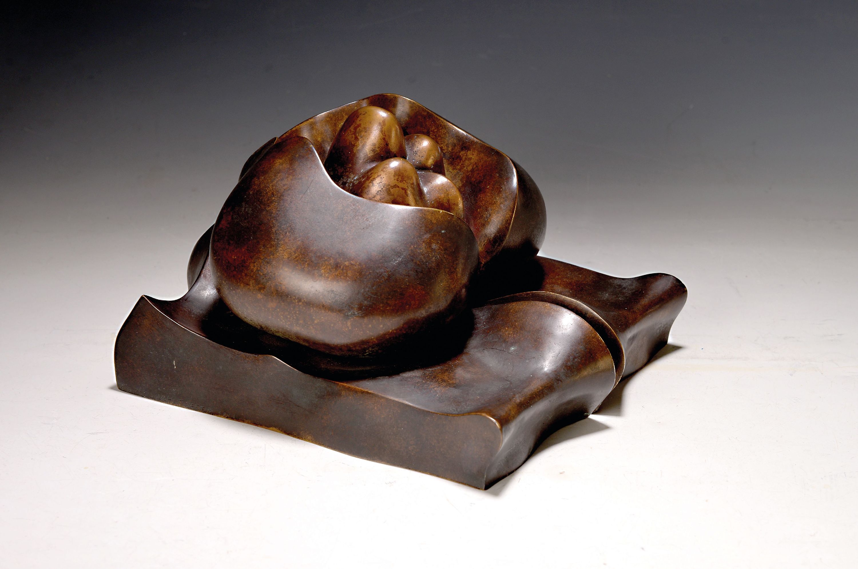 Detail k: Maximilian Hutlett, 1933 Zweibrücken - 2018 Wachenheim, große Bronzefigur, organische Darstellung, seitlich signiert und dat. 1974, ca. 15 x 21 x24 ...