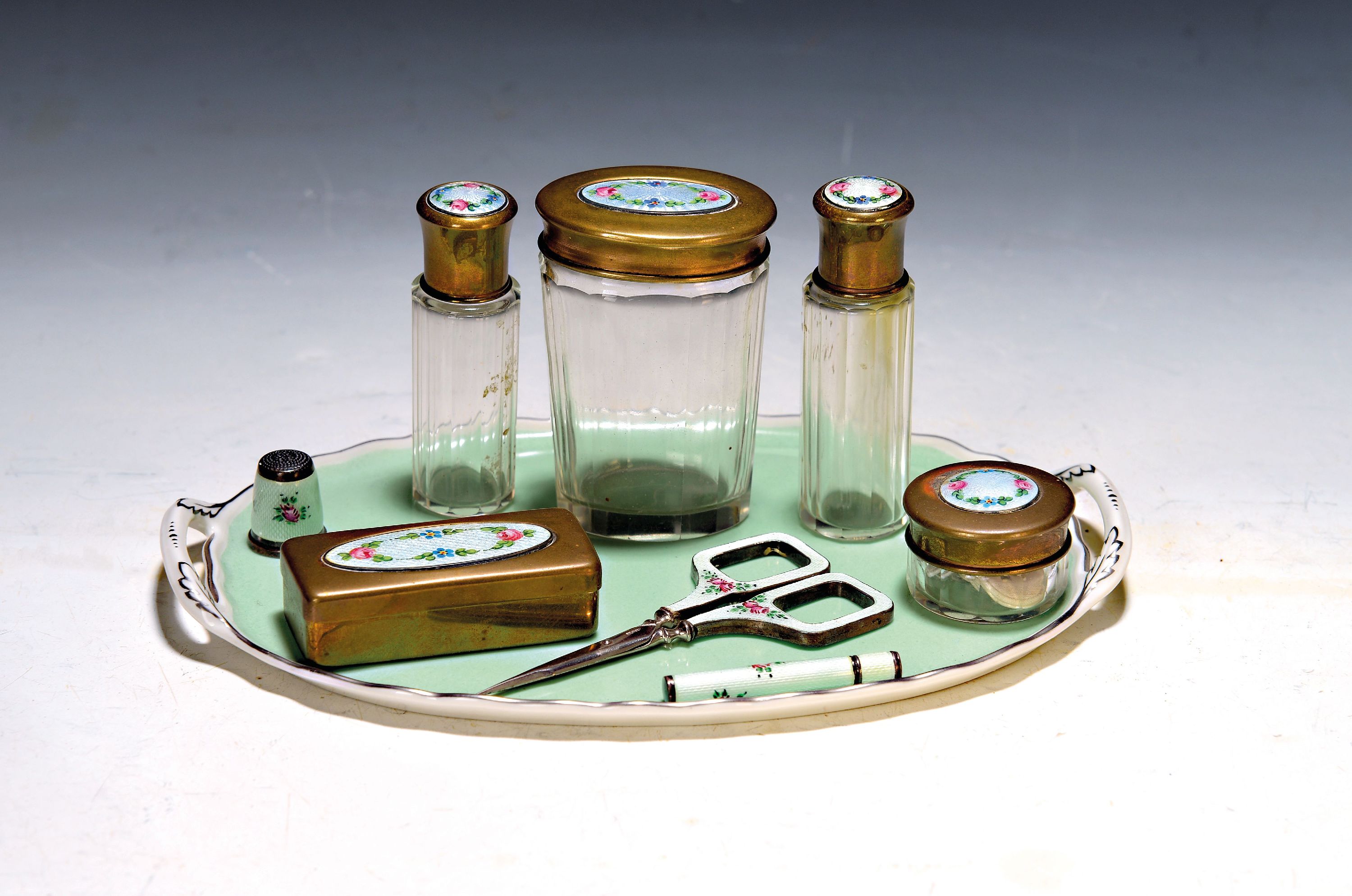 Image 27073980 - Neccessaire/Toilettenset, um 1900, teilweise geschliffener Glaskorpus, teilweise ...