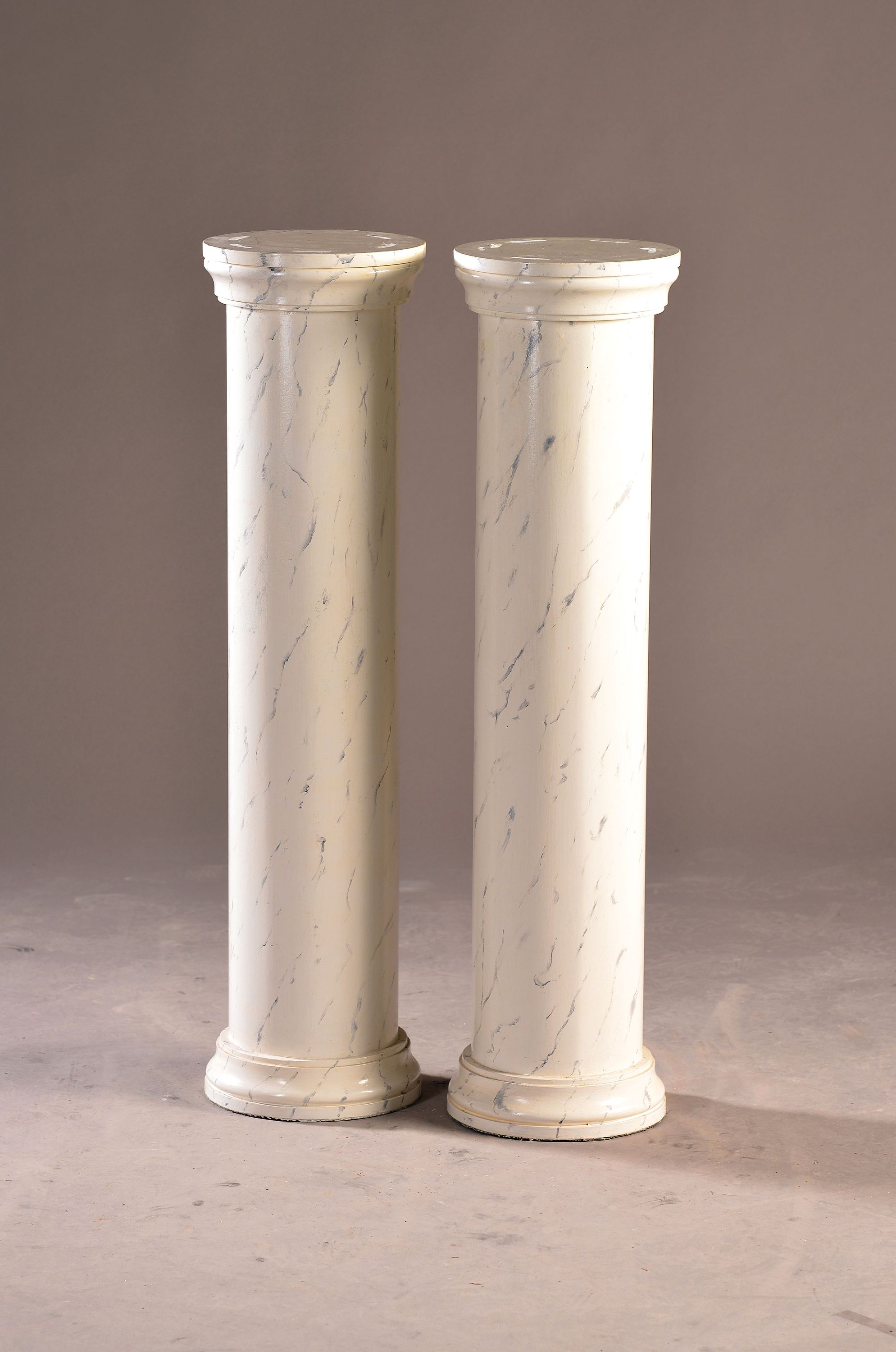 Detail a: Zwei chinesische Vasen, um 1900,, Porzellan,Famille Rose, figürliche, Bemalung, H. ca. 45 cm, eine Vase, rest, dazu zwei Säulen aus staffiertem ...