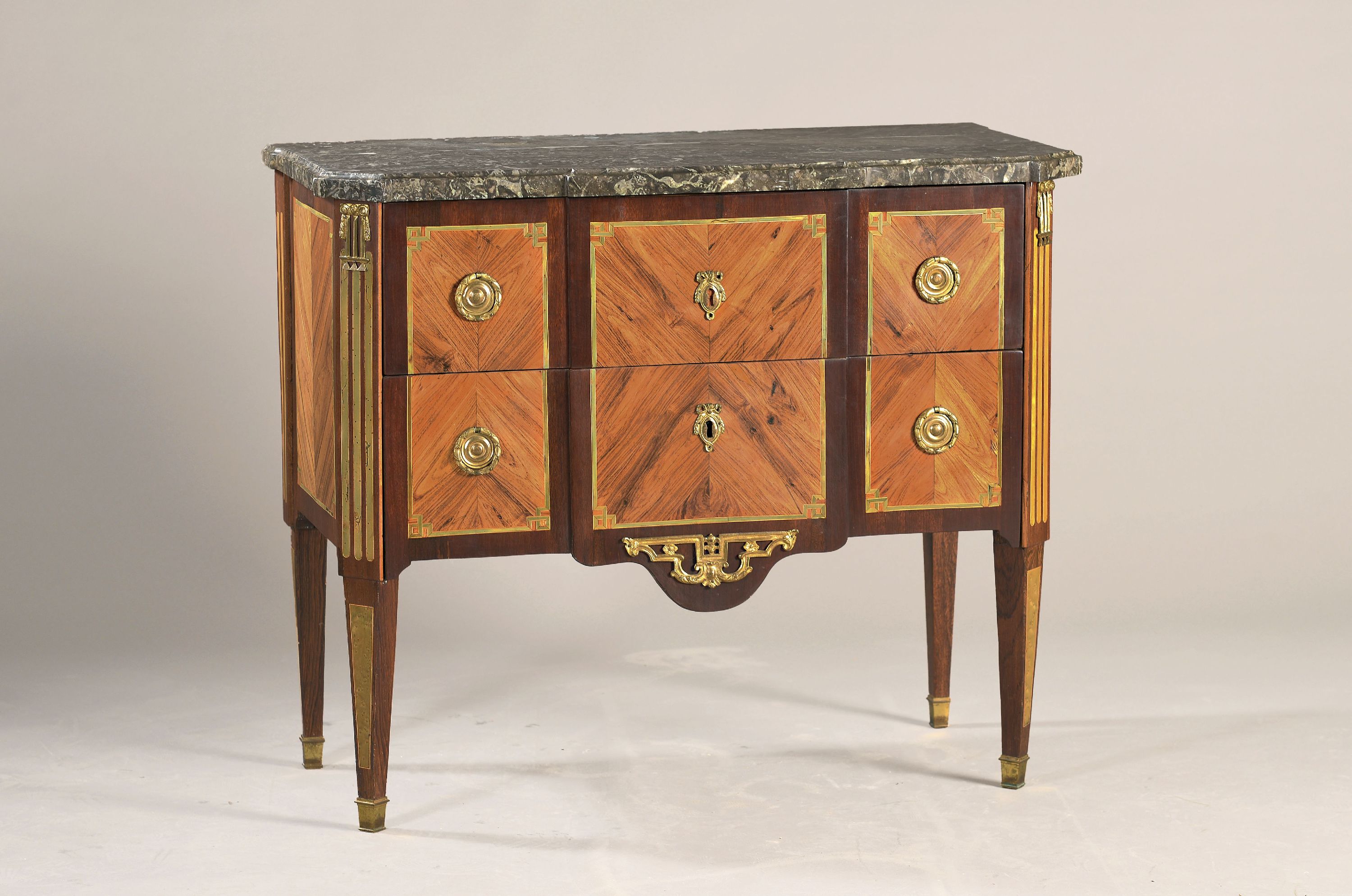 Kommode, Frankreich, Transition um 1780/-90, Mahagoni und Rosenholzfurnier, Bandintarsien grün eingefärbt, 2-schübiger Korpus mit Mittelrisalit ...