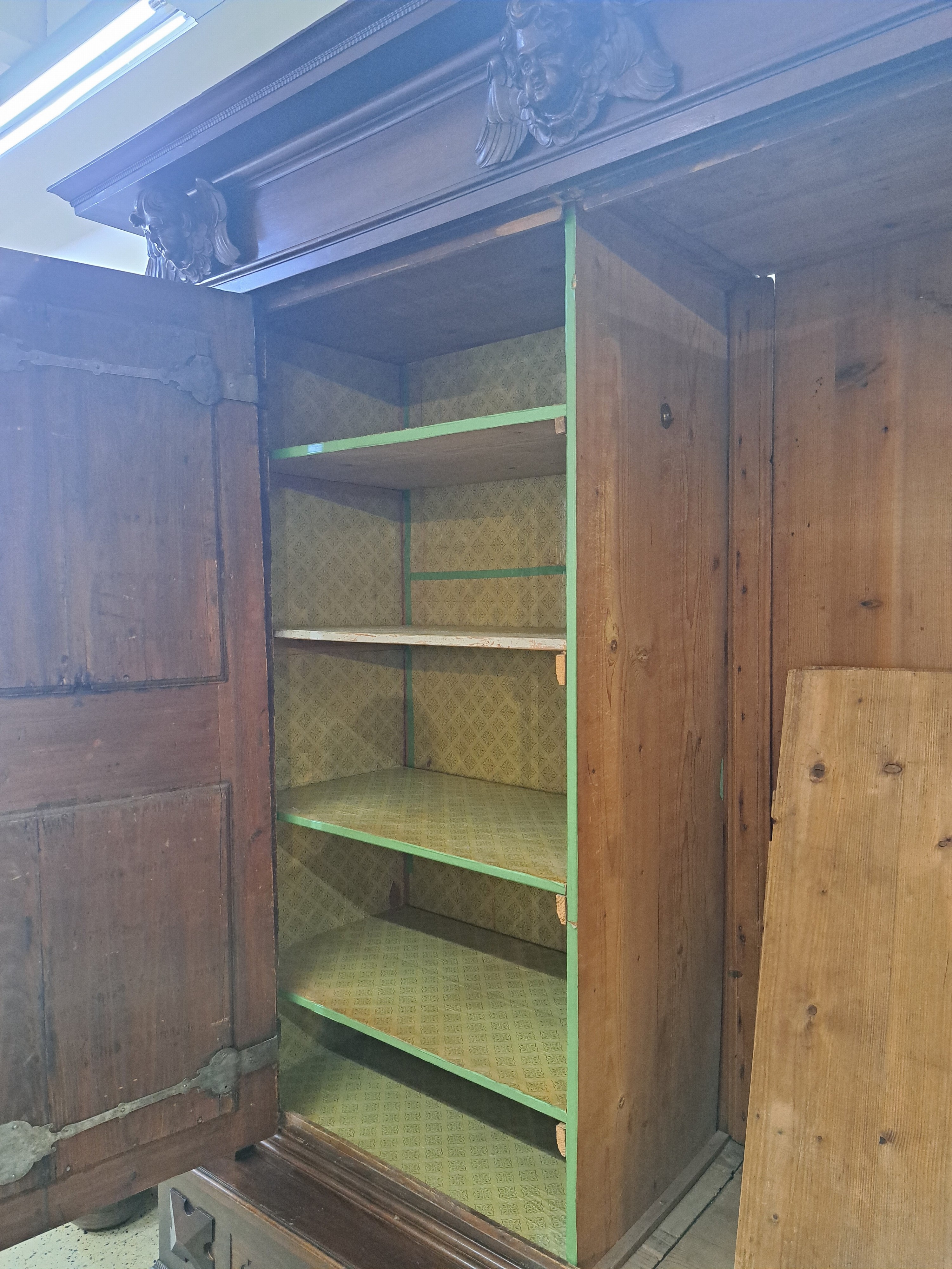Detail a: Renaissanceschrank, Süddeutschland, spätes 17.Jh., Nußbaumfurnier, z.T. massiv, zweitürig mit 2 Schubläden, Kassetten verkröpft und abgesetzt ...