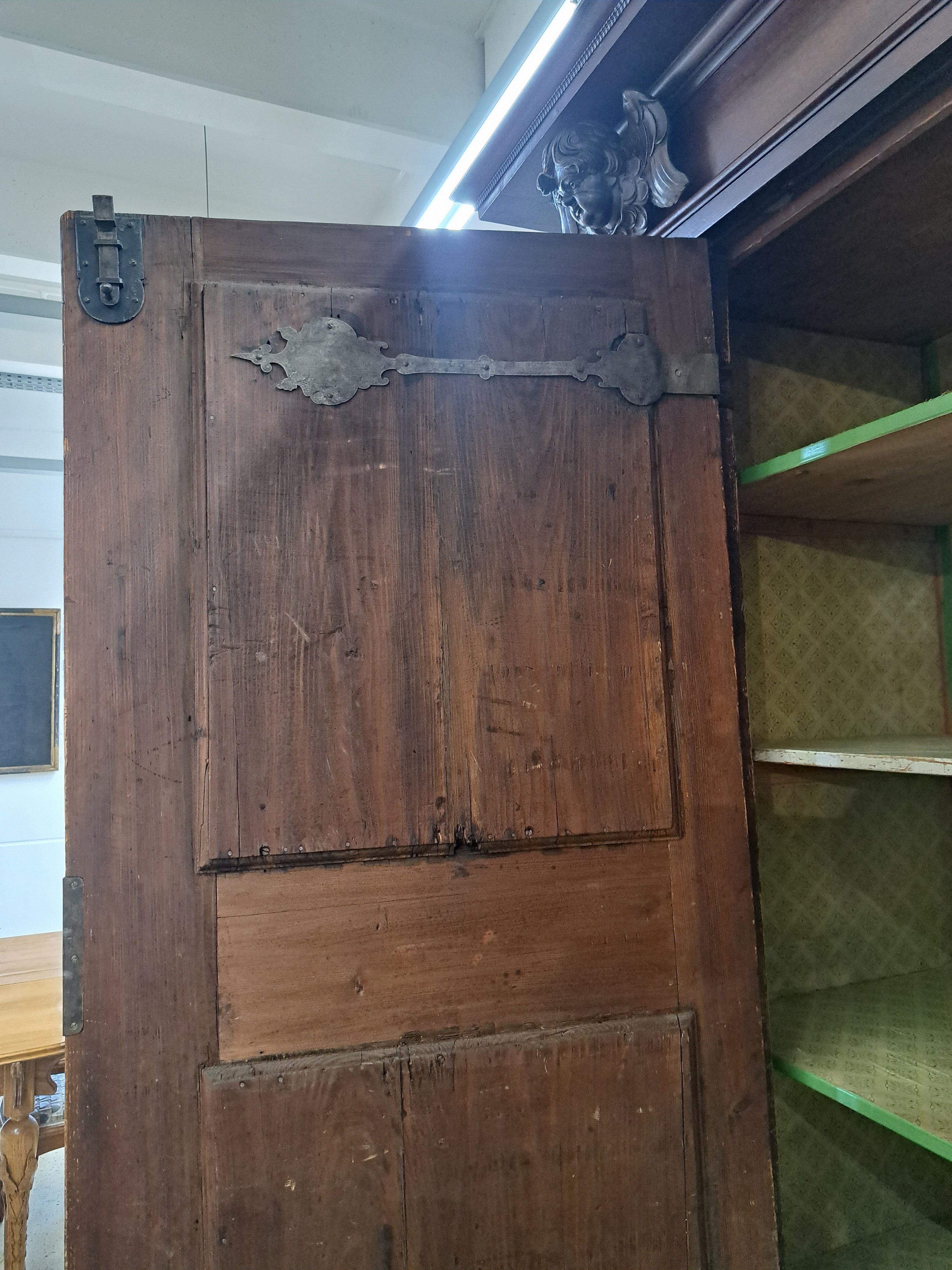 Detail d: Renaissanceschrank, Süddeutschland, spätes 17.Jh., Nußbaumfurnier, z.T. massiv, zweitürig mit 2 Schubläden, Kassetten verkröpft und abgesetzt ...