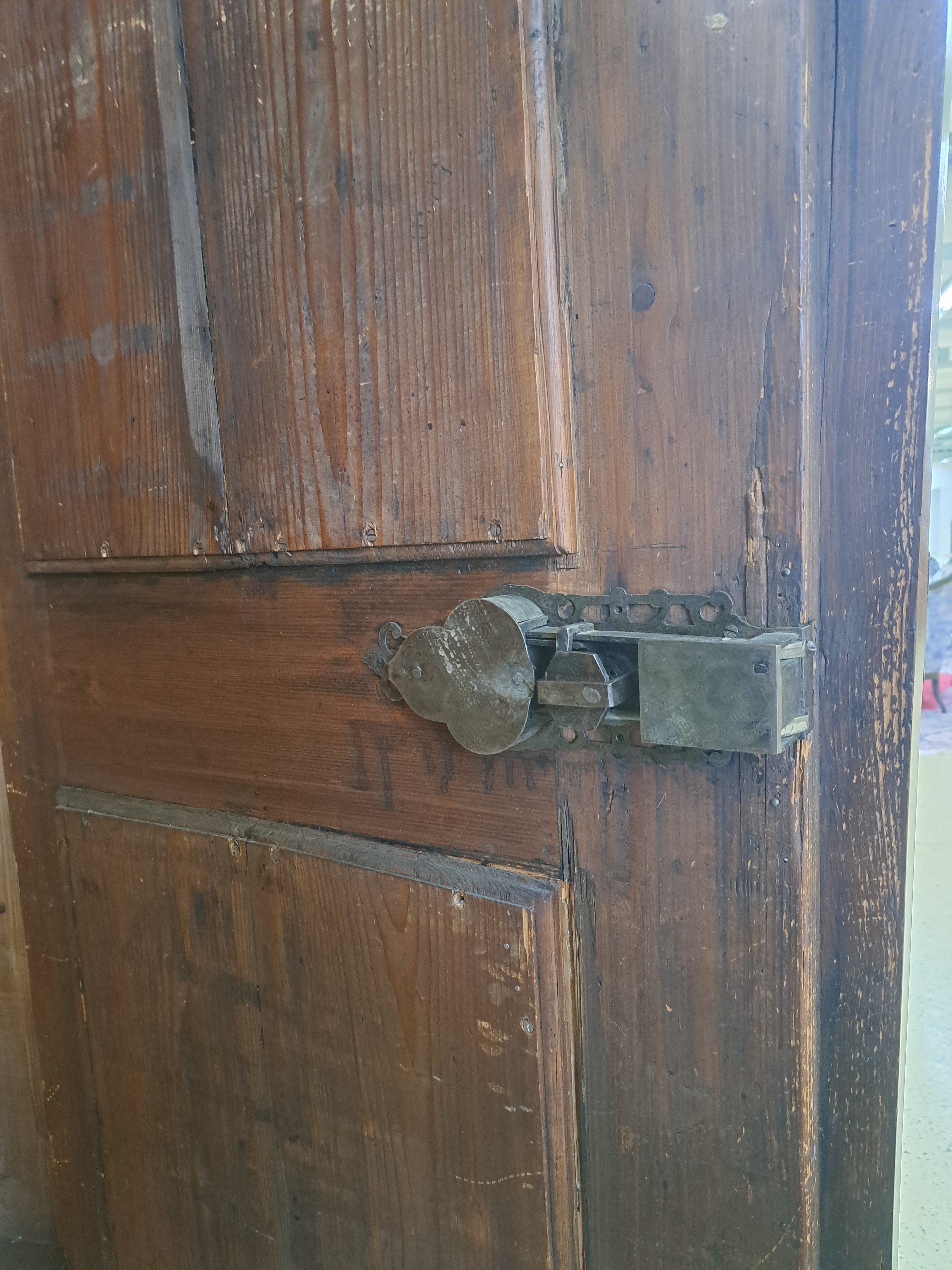 Detail e: Renaissanceschrank, Süddeutschland, spätes 17.Jh., Nußbaumfurnier, z.T. massiv, zweitürig mit 2 Schubläden, Kassetten verkröpft und abgesetzt ...