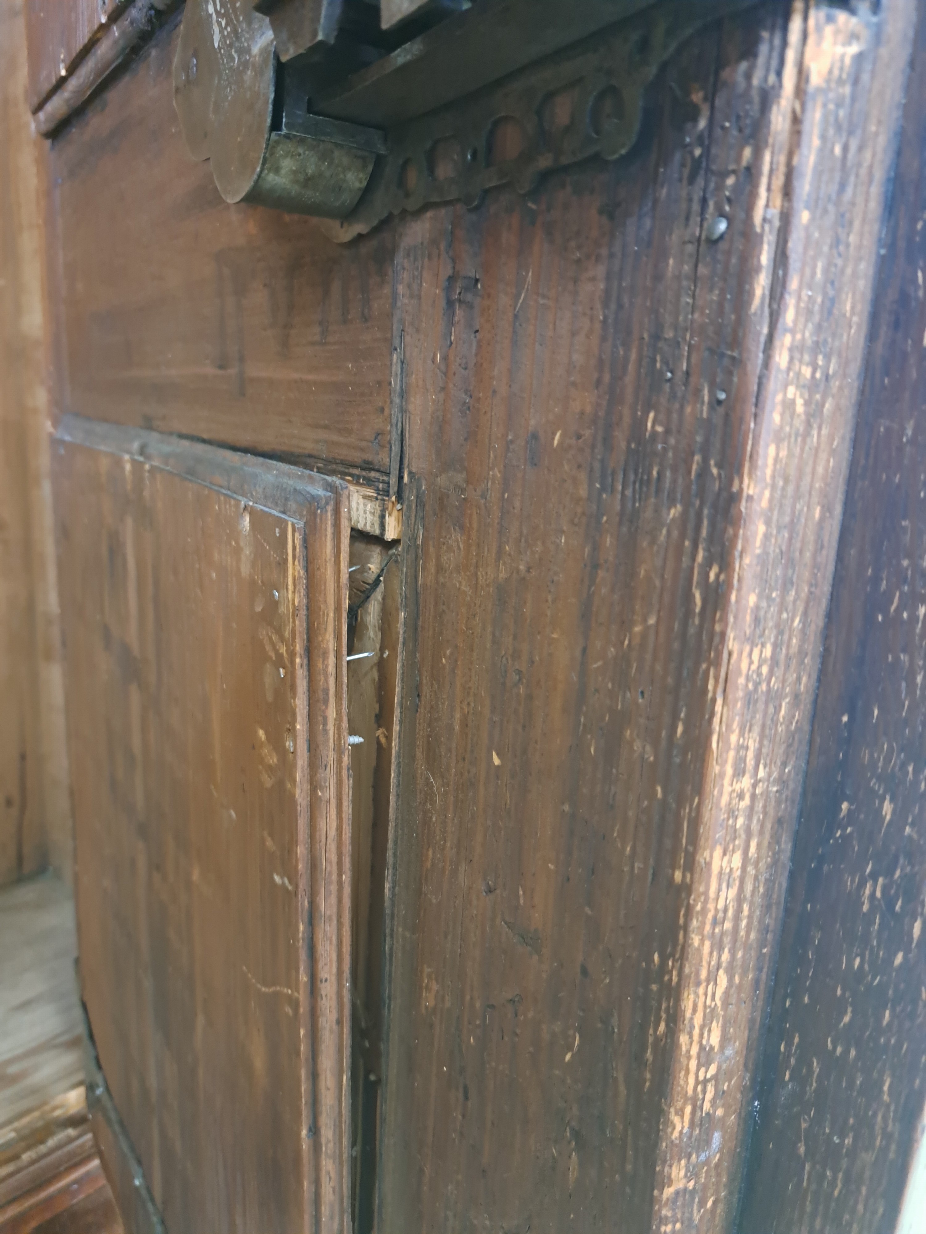 Detail f: Renaissanceschrank, Süddeutschland, spätes 17.Jh., Nußbaumfurnier, z.T. massiv, zweitürig mit 2 Schubläden, Kassetten verkröpft und abgesetzt ...
