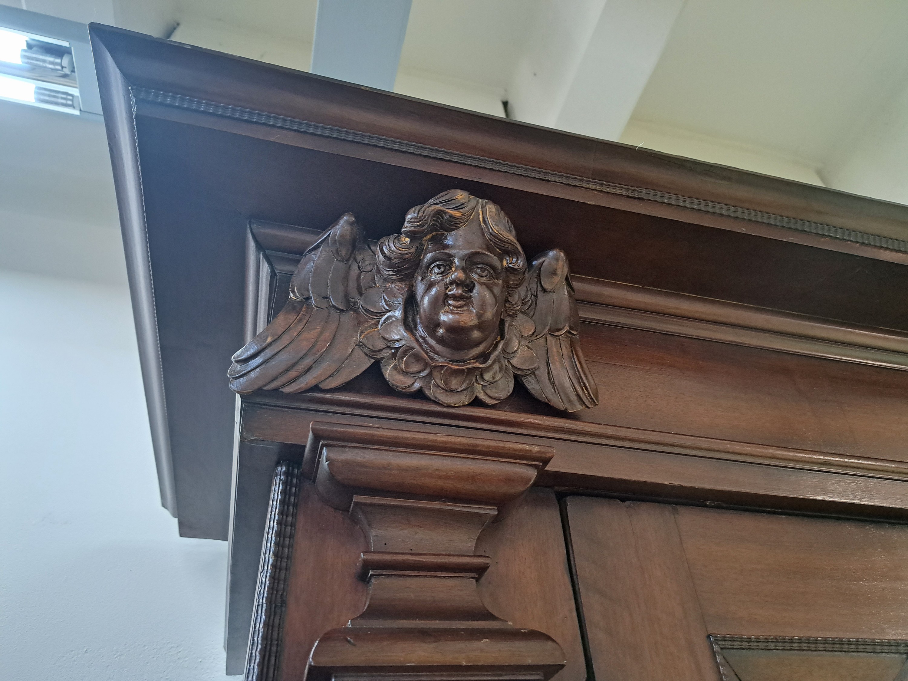 Detail i: Renaissanceschrank, Süddeutschland, spätes 17.Jh., Nußbaumfurnier, z.T. massiv, zweitürig mit 2 Schubläden, Kassetten verkröpft und abgesetzt ...