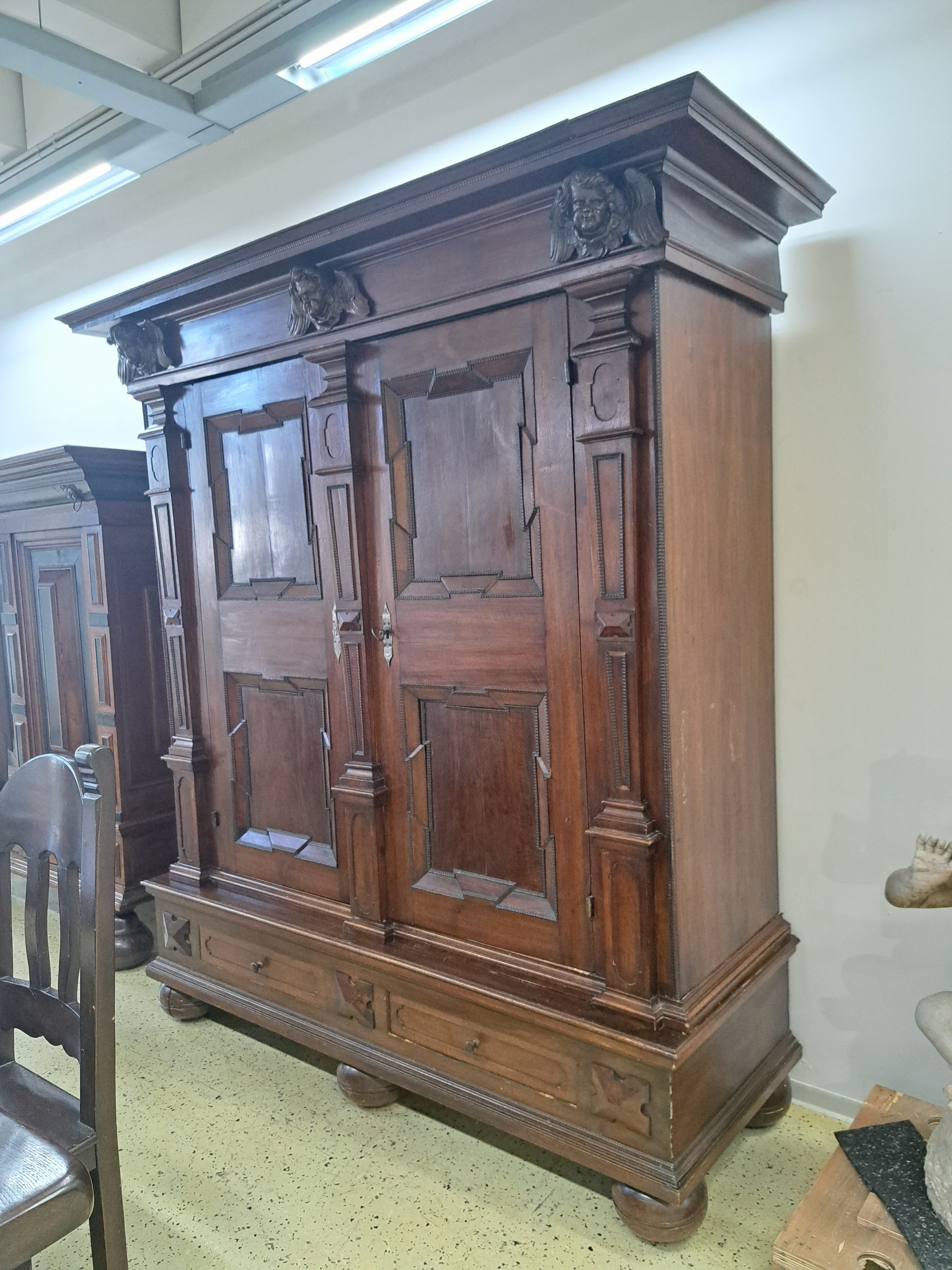 Detail j: Renaissanceschrank, Süddeutschland, spätes 17.Jh., Nußbaumfurnier, z.T. massiv, zweitürig mit 2 Schubläden, Kassetten verkröpft und abgesetzt ...