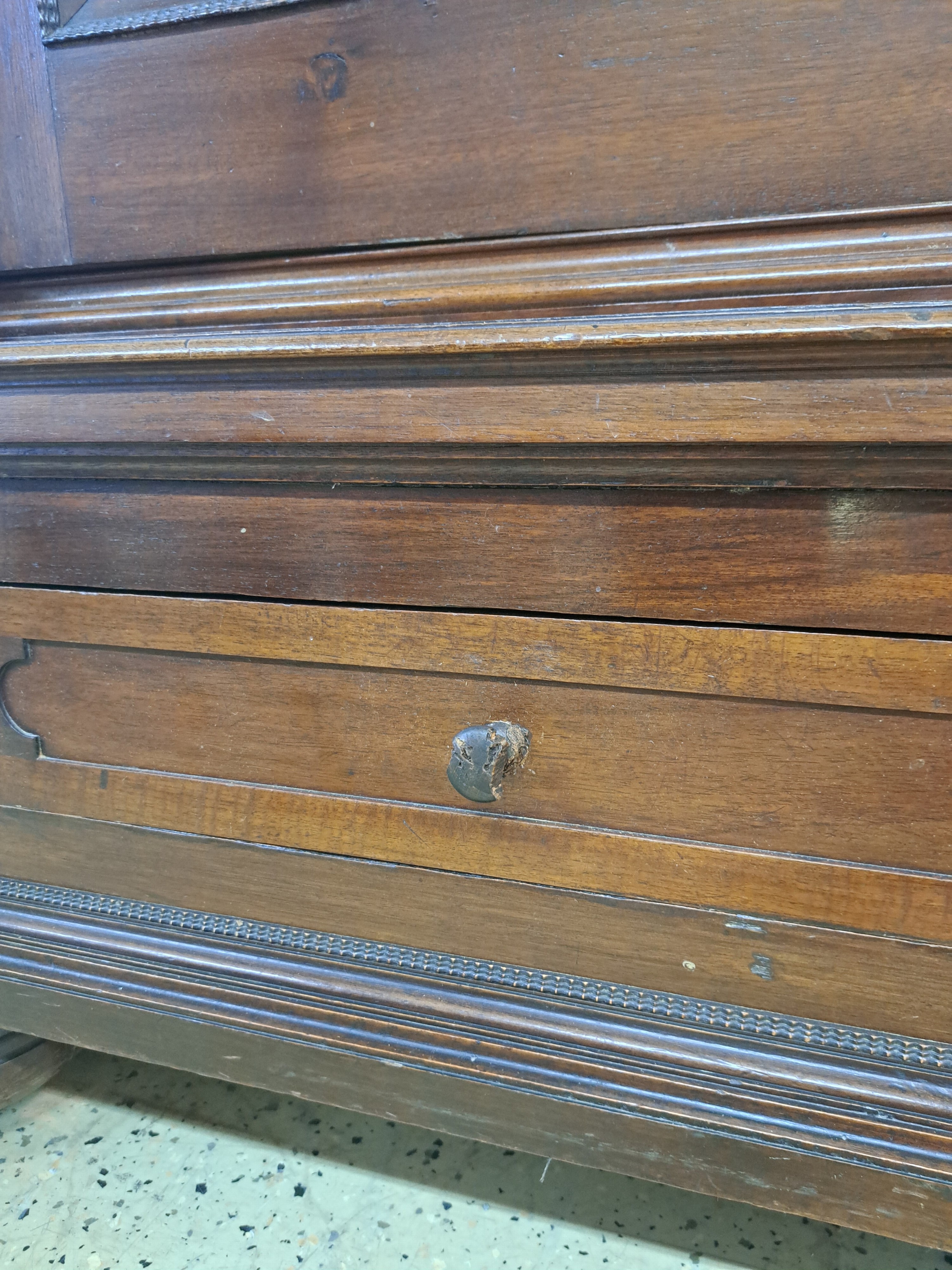 Detail n: Renaissanceschrank, Süddeutschland, spätes 17.Jh., Nußbaumfurnier, z.T. massiv, zweitürig mit 2 Schubläden, Kassetten verkröpft und abgesetzt ...