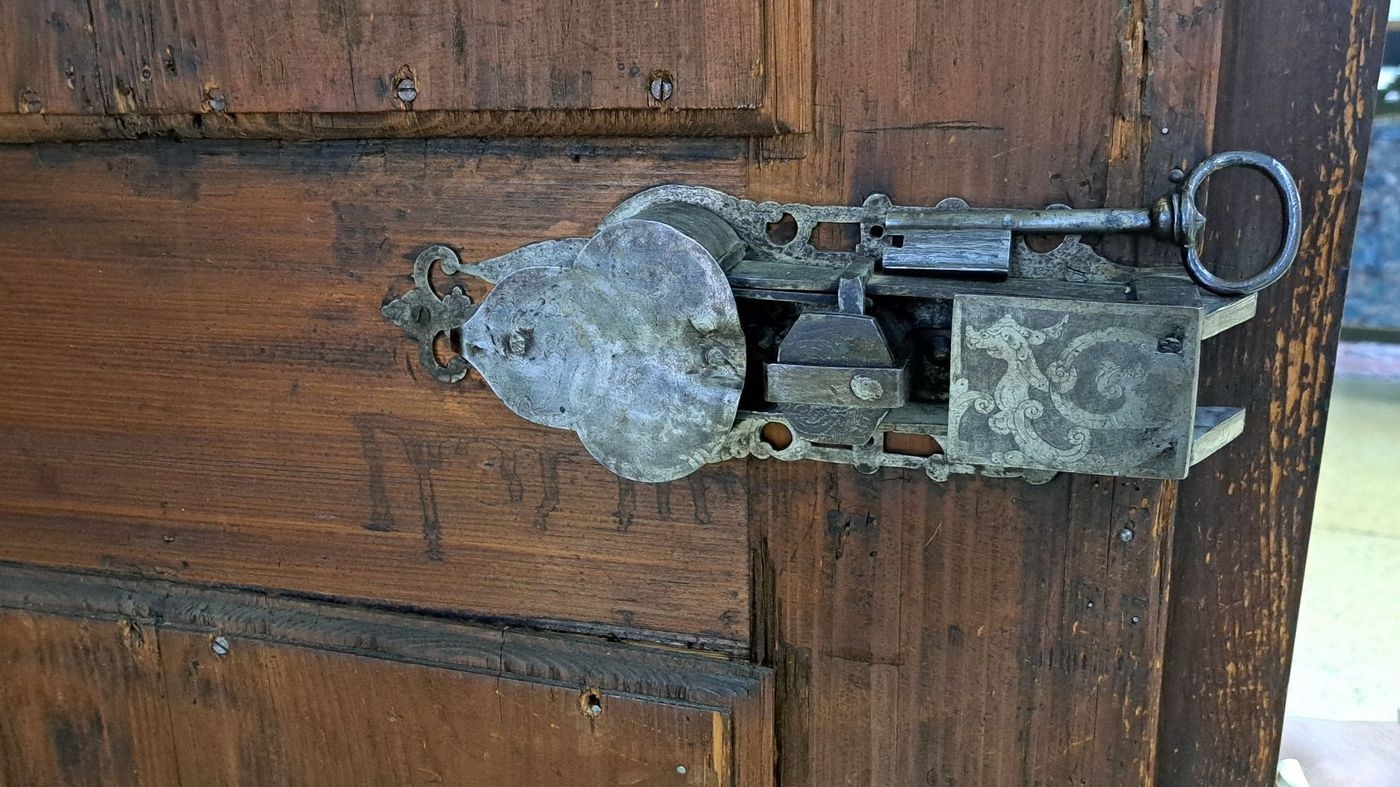 Detail q: Renaissanceschrank, Süddeutschland, spätes 17.Jh., Nußbaumfurnier, z.T. massiv, zweitürig mit 2 Schubläden, Kassetten verkröpft und abgesetzt ...