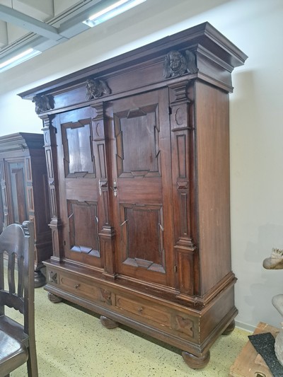 27073986j - Renaissanceschrank, Süddeutschland, spätes 17. Jh., Nußbaumfurnier, z.T. massiv, ...