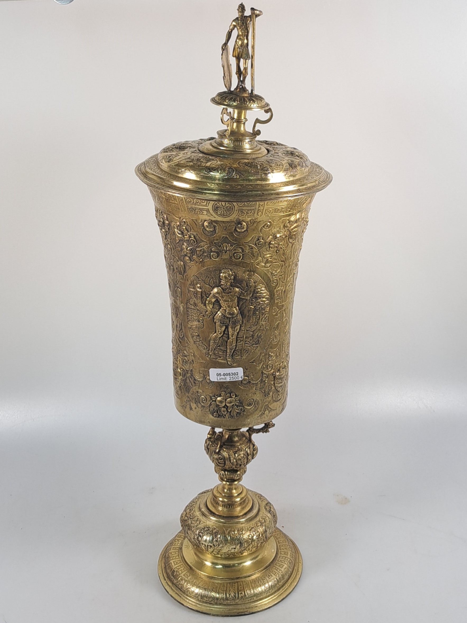 Detail a: Rheinischer Becherpokal nach Kölner Vorbild des frühen 17.Jh., wohl Hanau, ausgehendes 19.Jh., Silber vergoldet, Wulst über rundem Stand mit ...