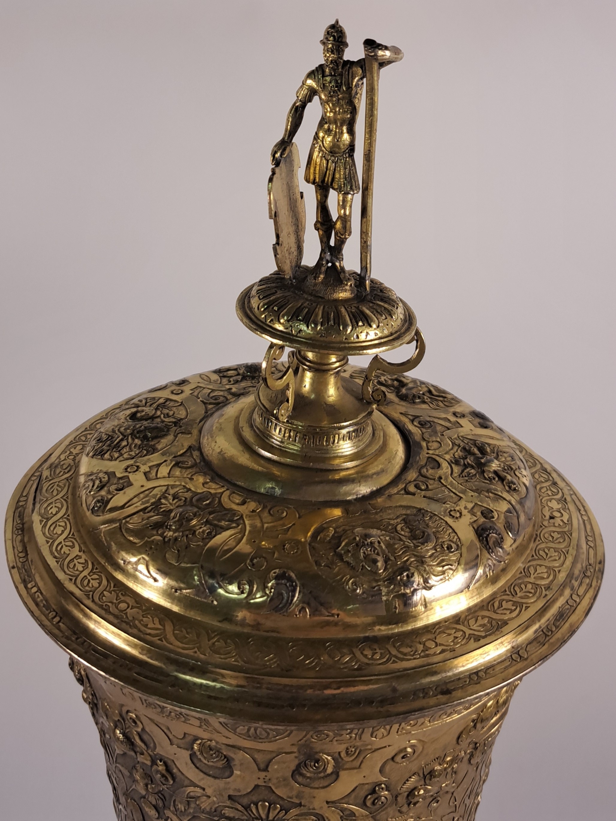 Detail b: Rheinischer Becherpokal nach Kölner Vorbild des frühen 17.Jh., wohl Hanau, ausgehendes 19.Jh., Silber vergoldet, Wulst über rundem Stand mit ...