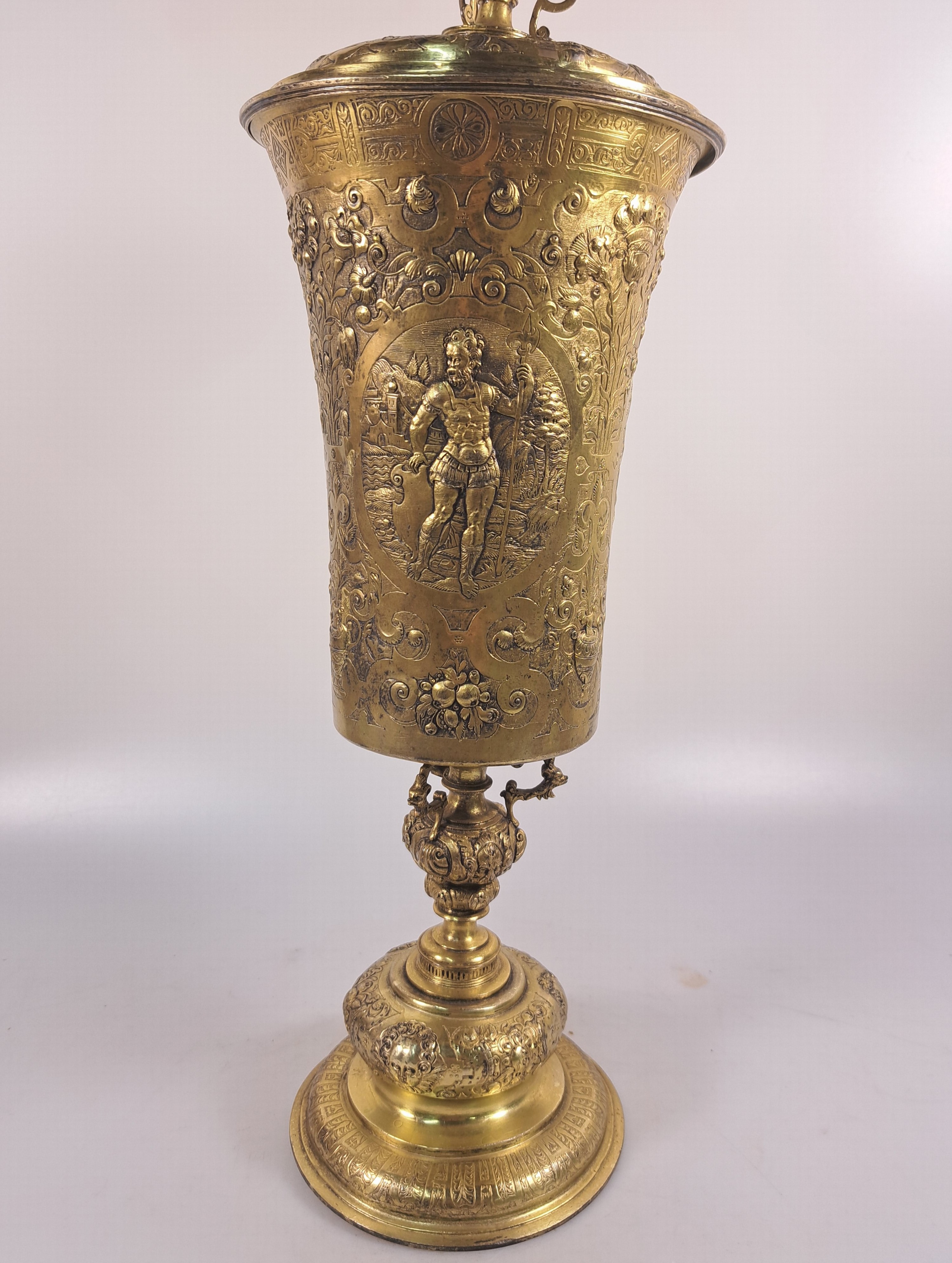 Detail c: Rheinischer Becherpokal nach Kölner Vorbild des frühen 17.Jh., wohl Hanau, ausgehendes 19.Jh., Silber vergoldet, Wulst über rundem Stand mit ...