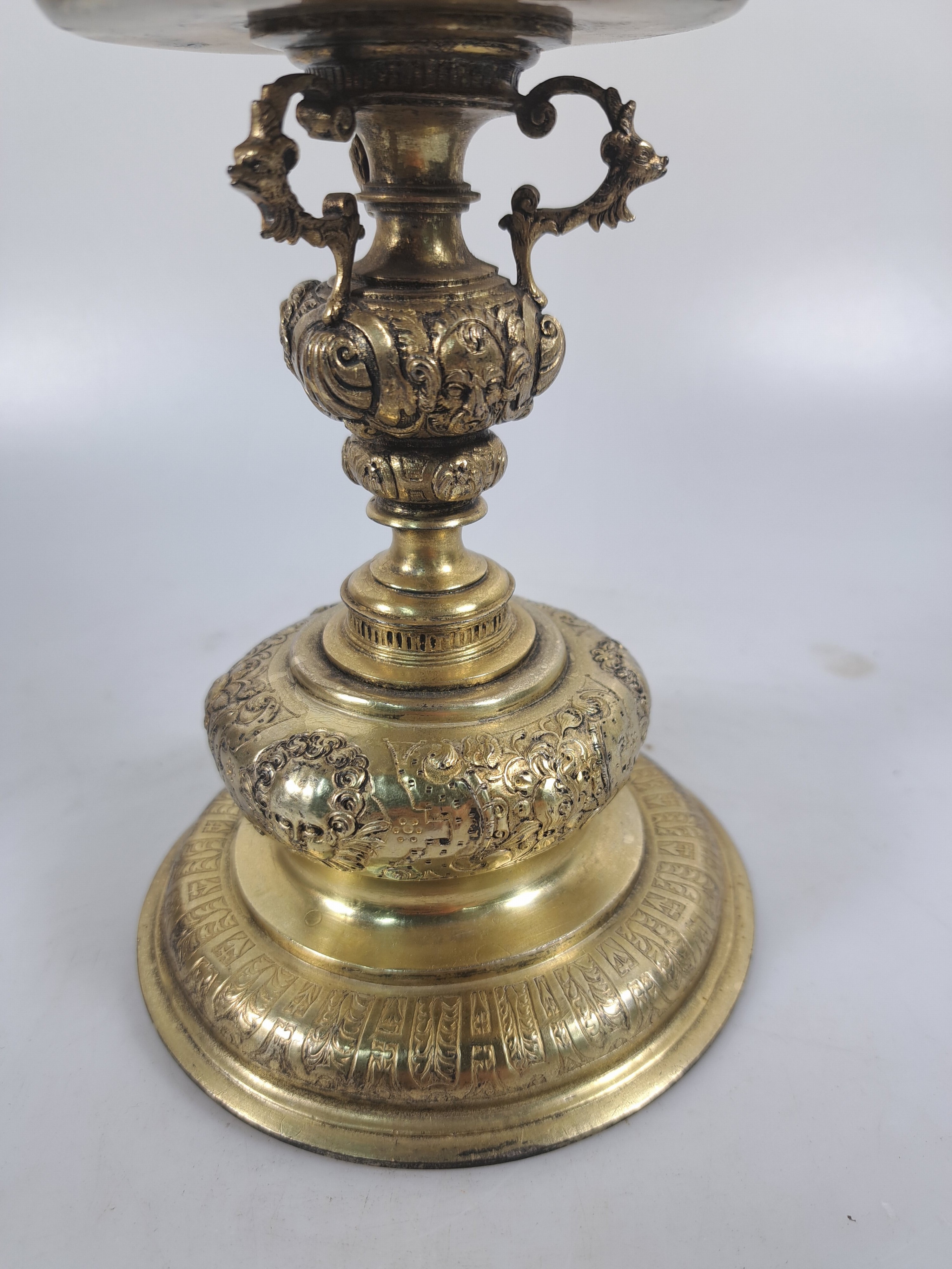 Detail d: Rheinischer Becherpokal nach Kölner Vorbild des frühen 17.Jh., wohl Hanau, ausgehendes 19.Jh., Silber vergoldet, Wulst über rundem Stand mit ...