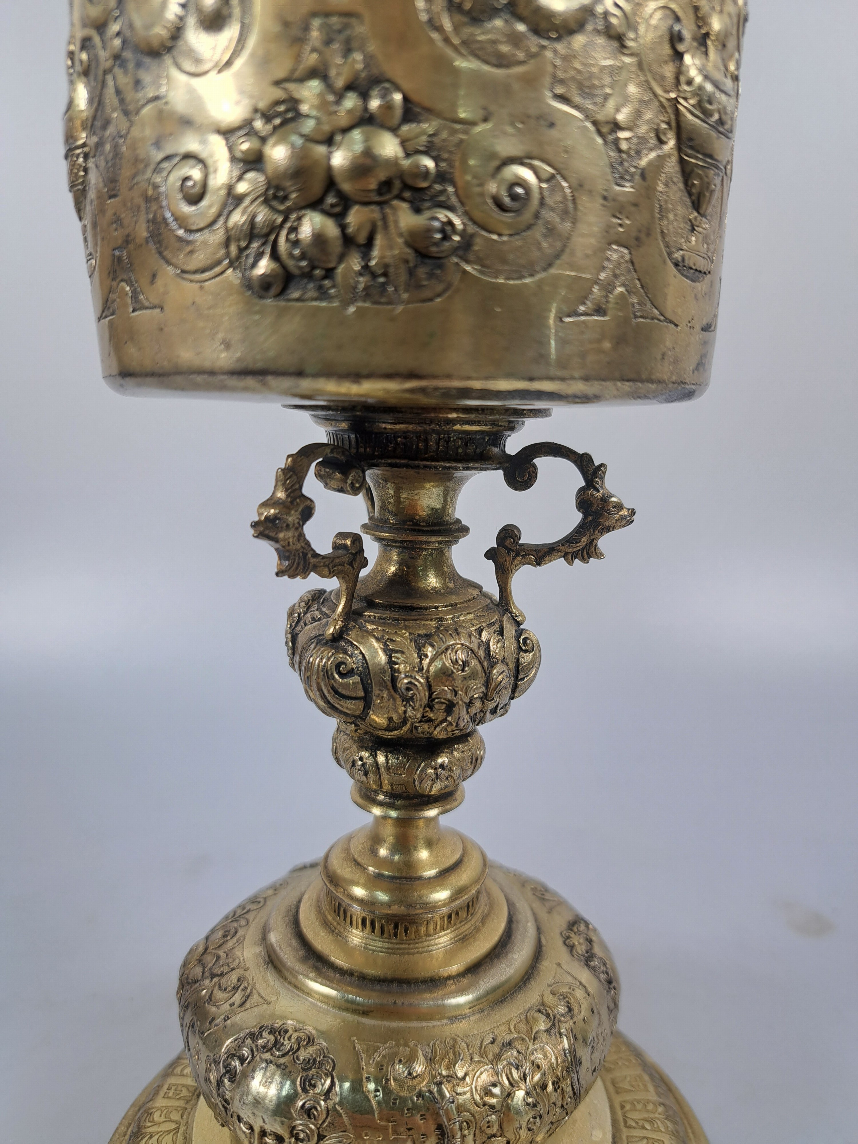 Detail e: Rheinischer Becherpokal nach Kölner Vorbild des frühen 17.Jh., wohl Hanau, ausgehendes 19.Jh., Silber vergoldet, Wulst über rundem Stand mit ...