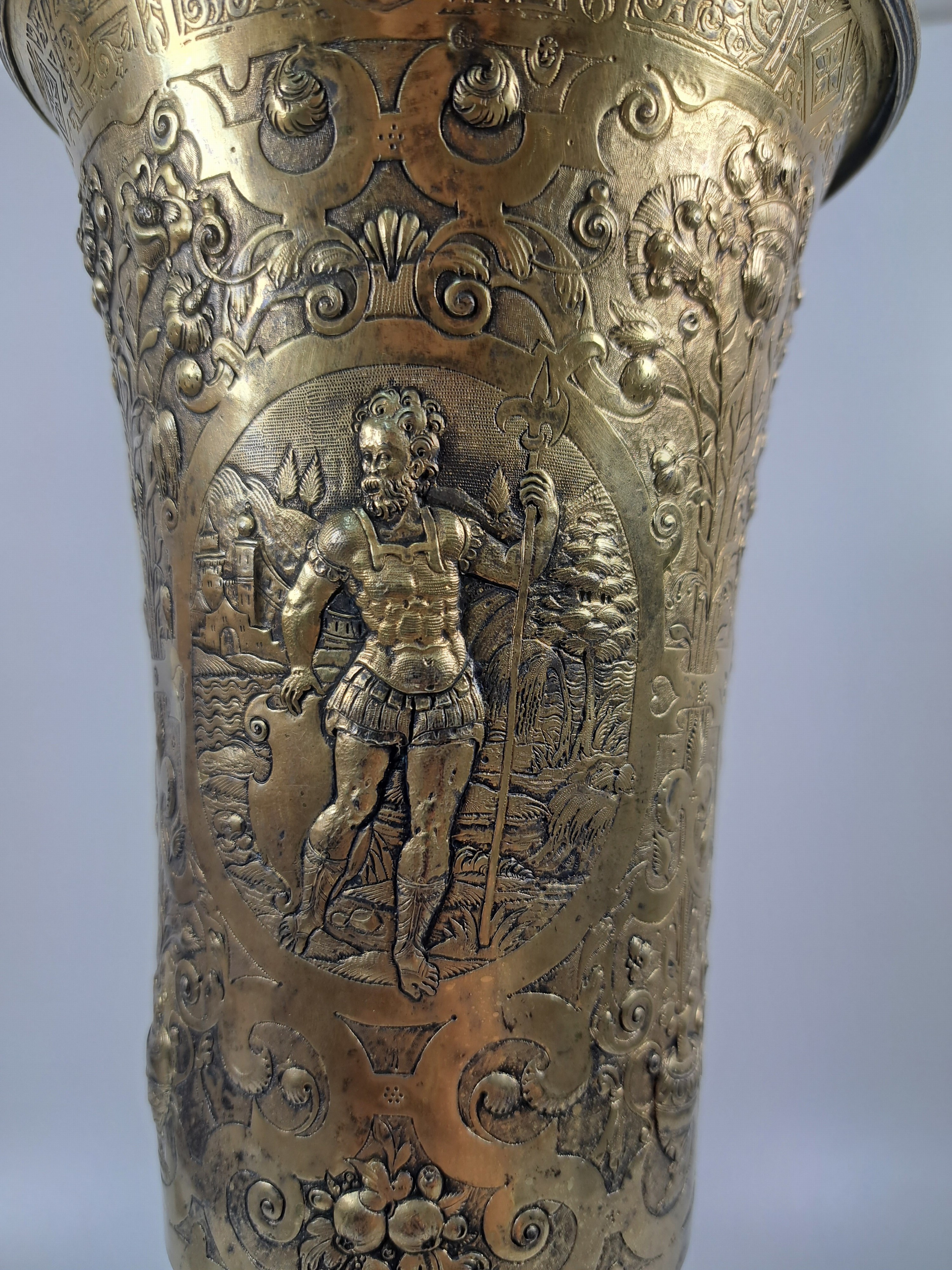 Detail f: Rheinischer Becherpokal nach Kölner Vorbild des frühen 17.Jh., wohl Hanau, ausgehendes 19.Jh., Silber vergoldet, Wulst über rundem Stand mit ...