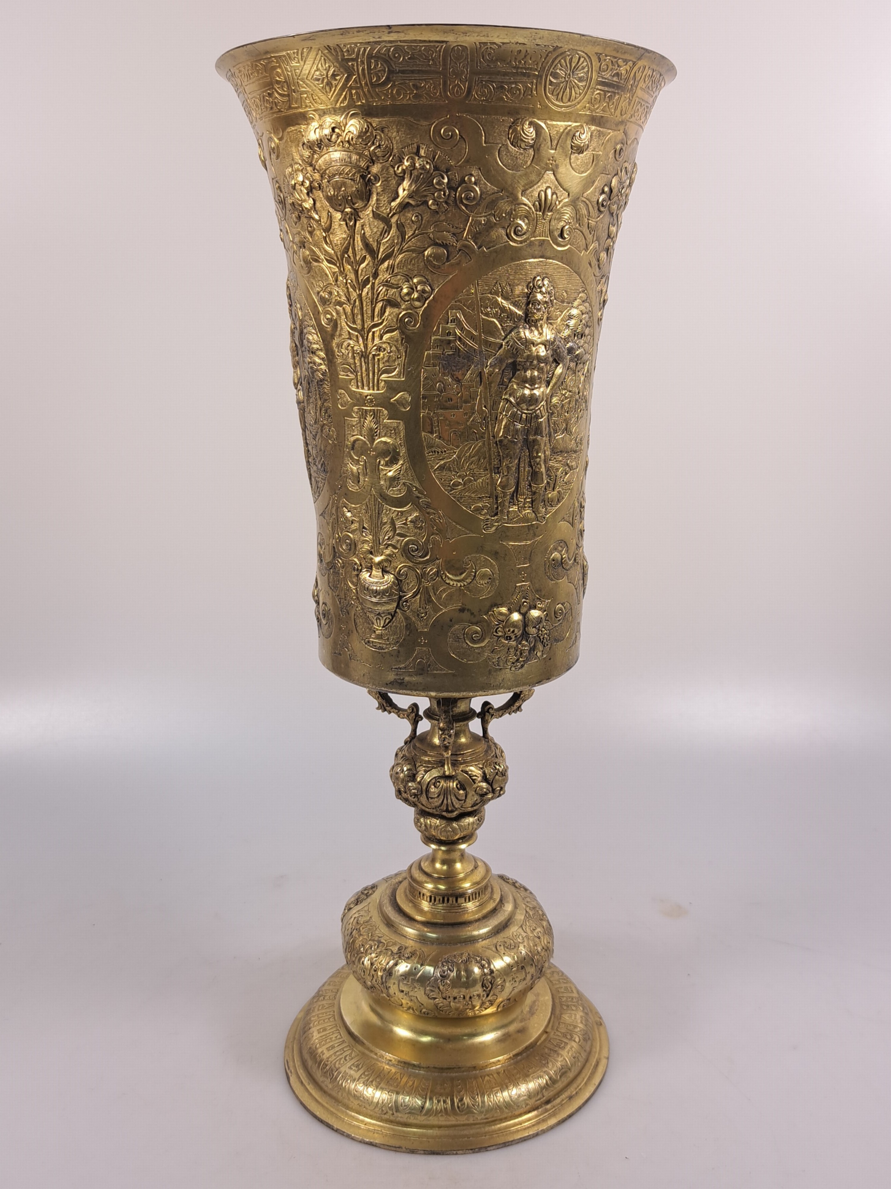 Detail g: Rheinischer Becherpokal nach Kölner Vorbild des frühen 17.Jh., wohl Hanau, ausgehendes 19.Jh., Silber vergoldet, Wulst über rundem Stand mit ...