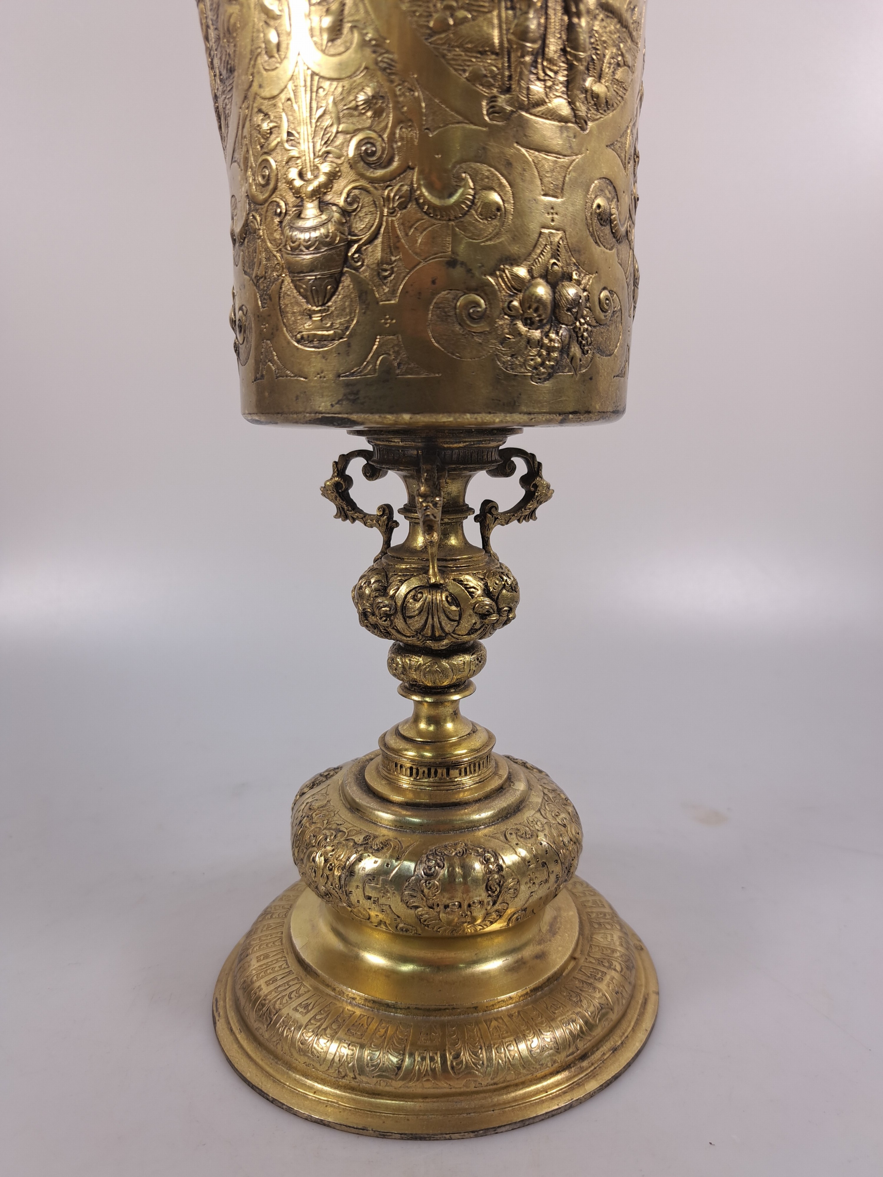 Detail h: Rheinischer Becherpokal nach Kölner Vorbild des frühen 17.Jh., wohl Hanau, ausgehendes 19.Jh., Silber vergoldet, Wulst über rundem Stand mit ...