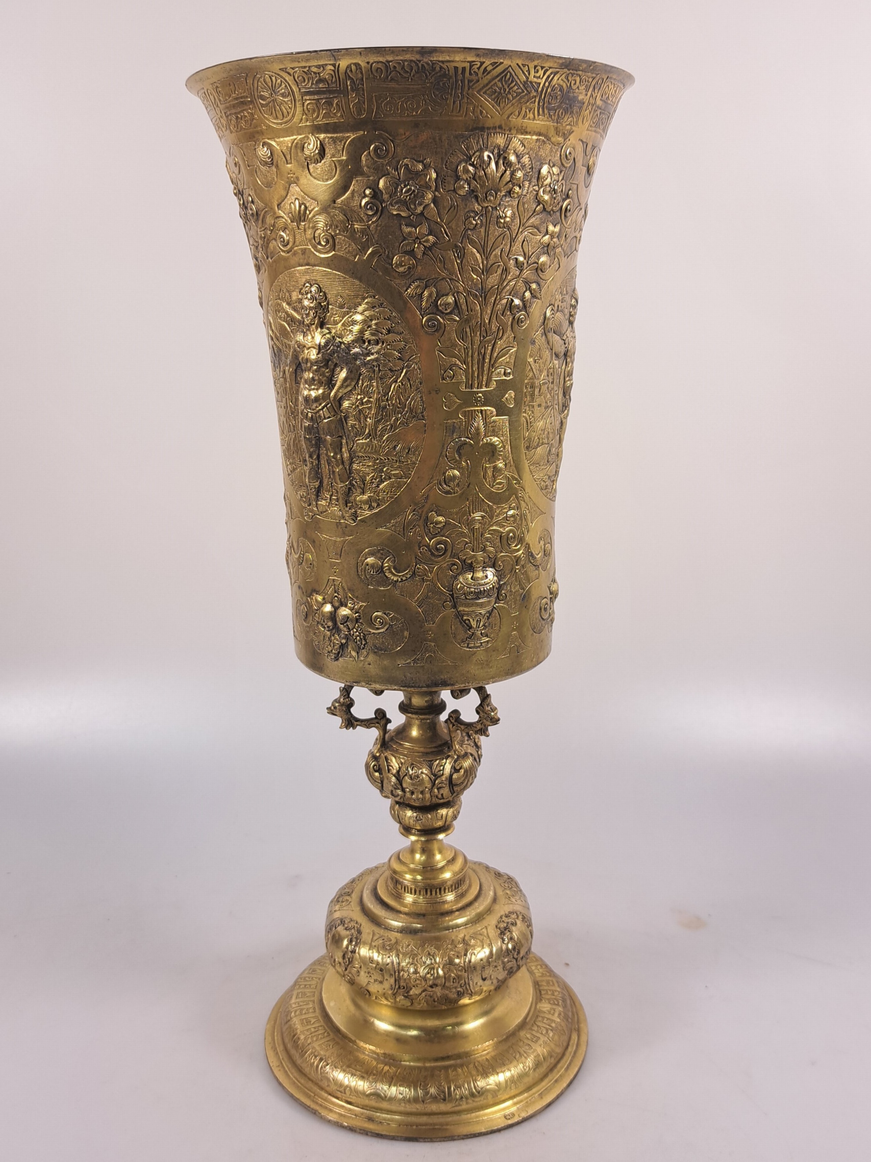 Detail i: Rheinischer Becherpokal nach Kölner Vorbild des frühen 17.Jh., wohl Hanau, ausgehendes 19.Jh., Silber vergoldet, Wulst über rundem Stand mit ...