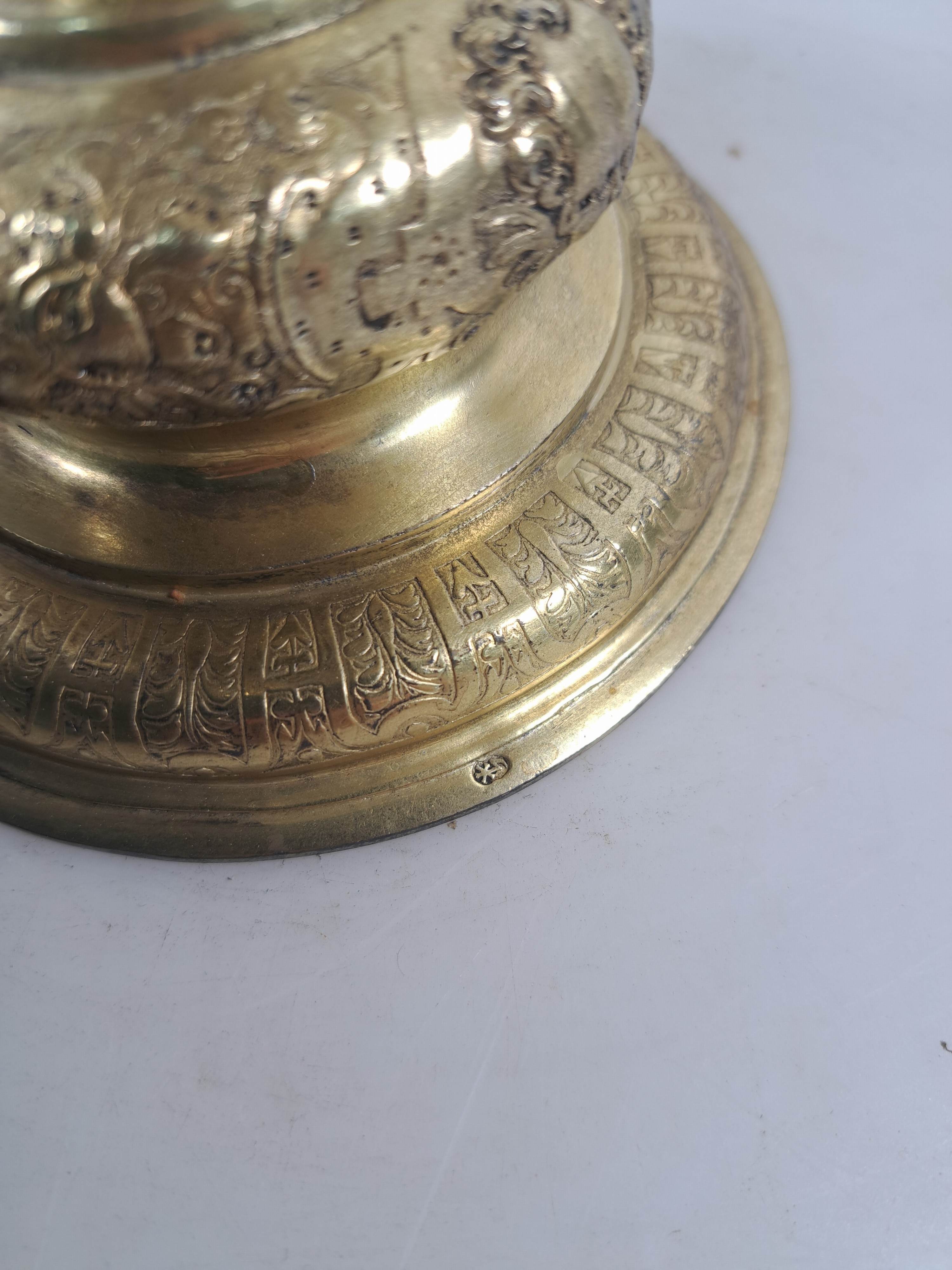 Detail j: Rheinischer Becherpokal nach Kölner Vorbild des frühen 17.Jh., wohl Hanau, ausgehendes 19.Jh., Silber vergoldet, Wulst über rundem Stand mit ...