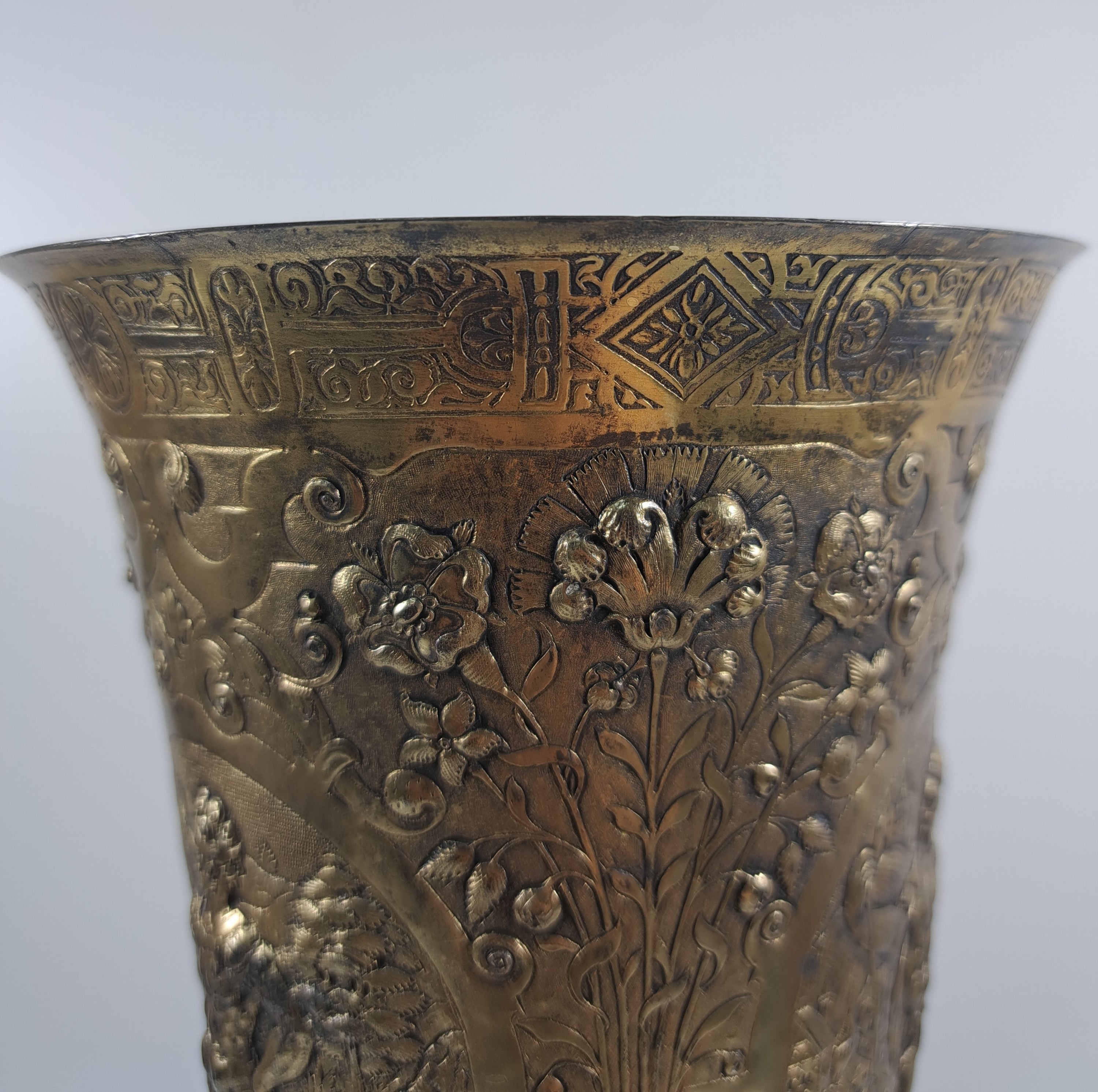 Detail l: Rheinischer Becherpokal nach Kölner Vorbild des frühen 17.Jh., wohl Hanau, ausgehendes 19.Jh., Silber vergoldet, Wulst über rundem Stand mit ...