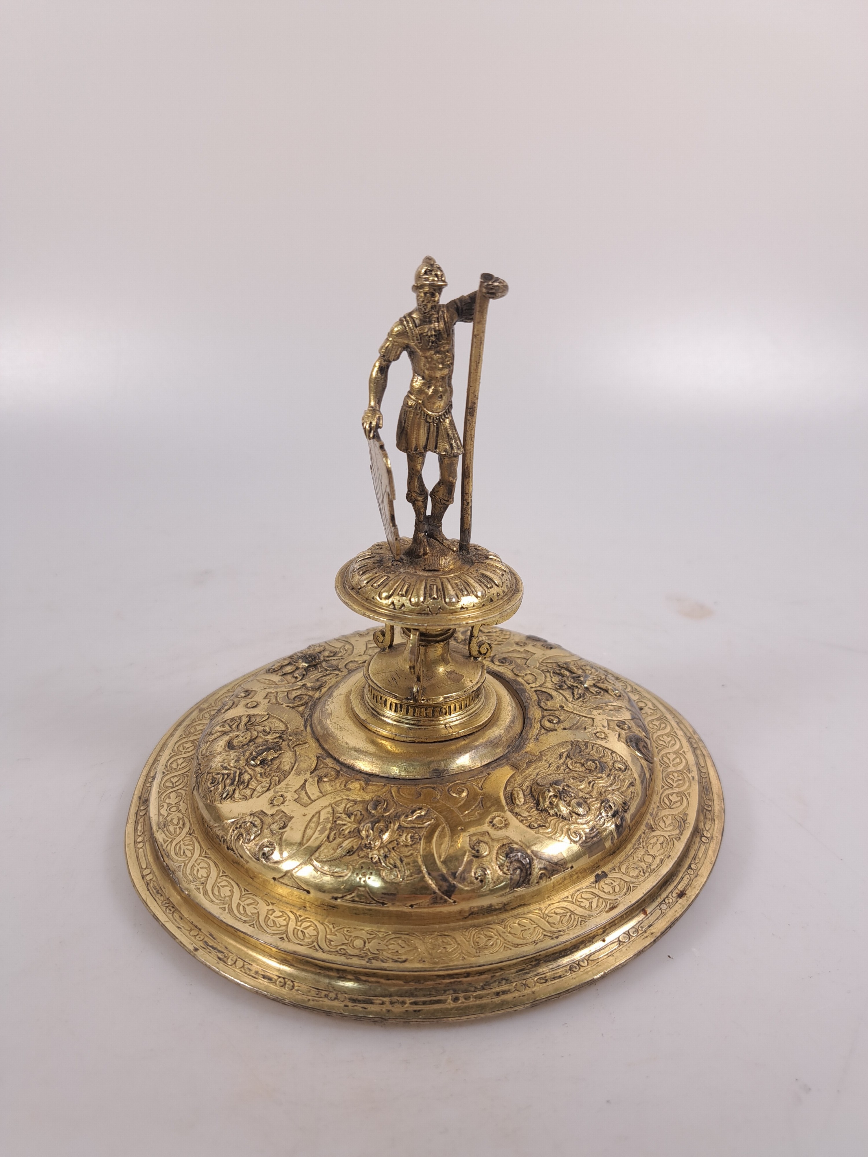 Detail n: Rheinischer Becherpokal nach Kölner Vorbild des frühen 17.Jh., wohl Hanau, ausgehendes 19.Jh., Silber vergoldet, Wulst über rundem Stand mit ...