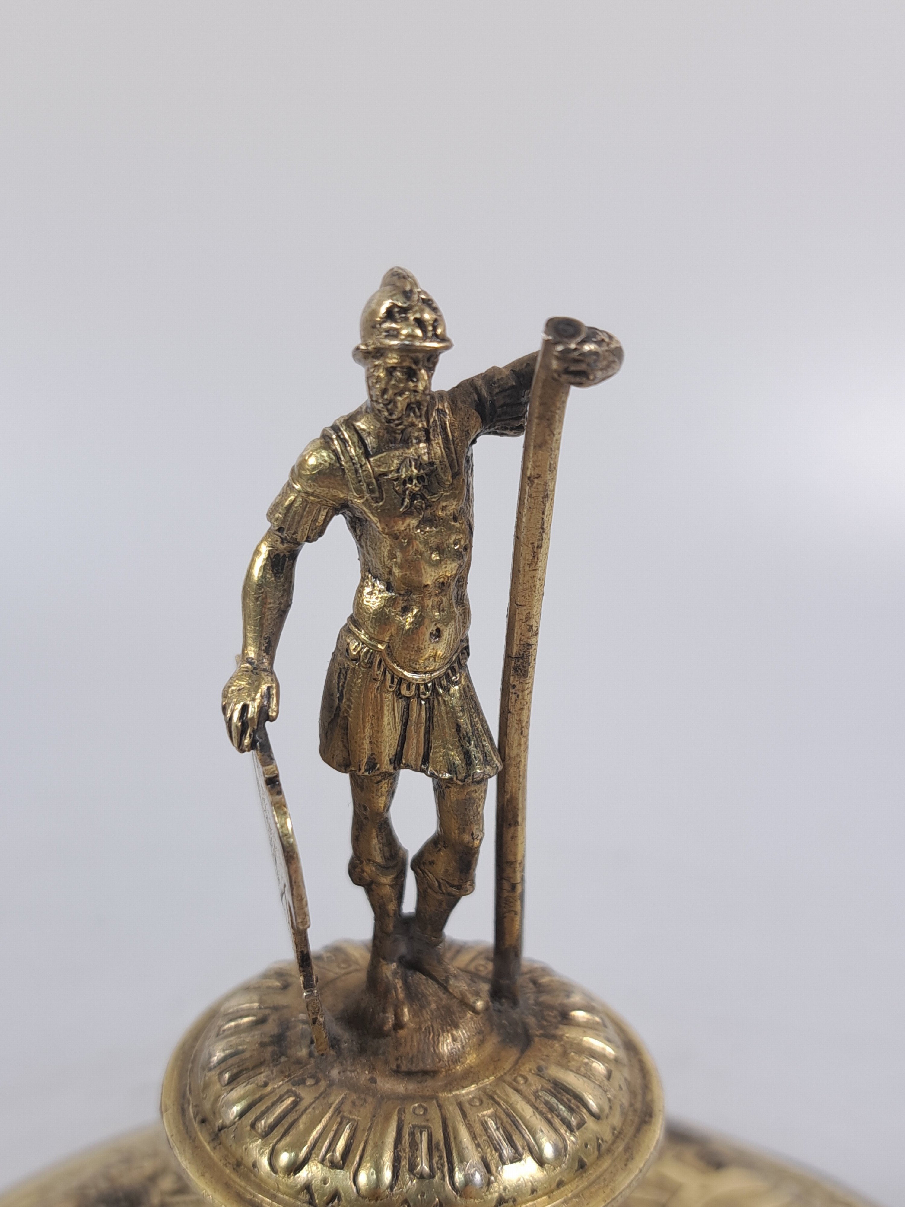 Detail o: Rheinischer Becherpokal nach Kölner Vorbild des frühen 17.Jh., wohl Hanau, ausgehendes 19.Jh., Silber vergoldet, Wulst über rundem Stand mit ...